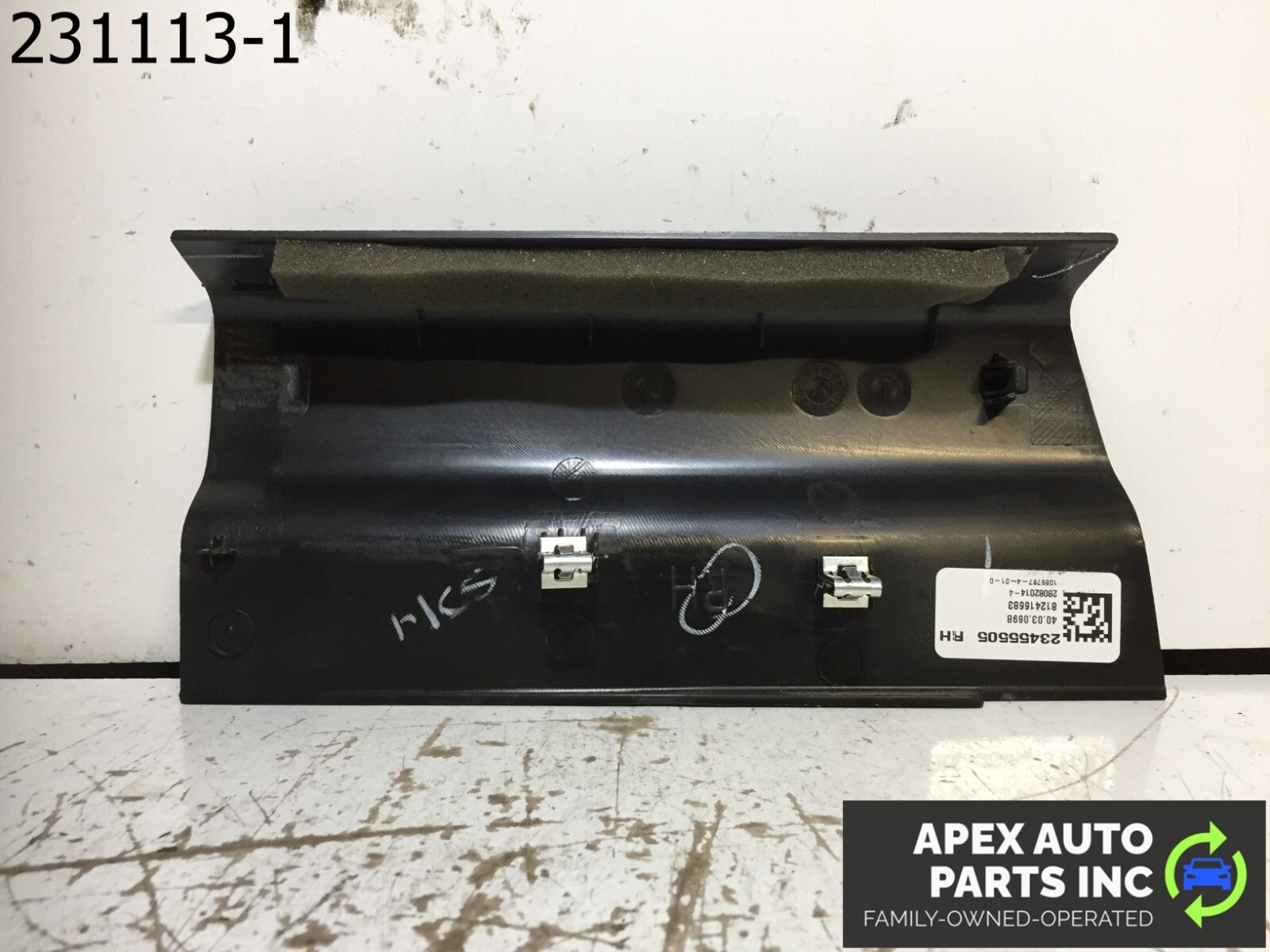 OEM 2015 Chevy Silverado BACK GLASS UPPER WINDOW REVEAL RH TRIM MOLDING - Image 4