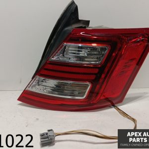 OEM 2014 Ford Taurus 3.5L RIGHT PASSENGER REAR QUARTER TAIL LIGHT LAMP