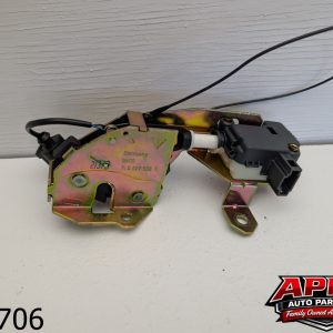 OEM 2006 Volkswagen Touareg 3.2L TRUNK WINDOW latch lock actuator