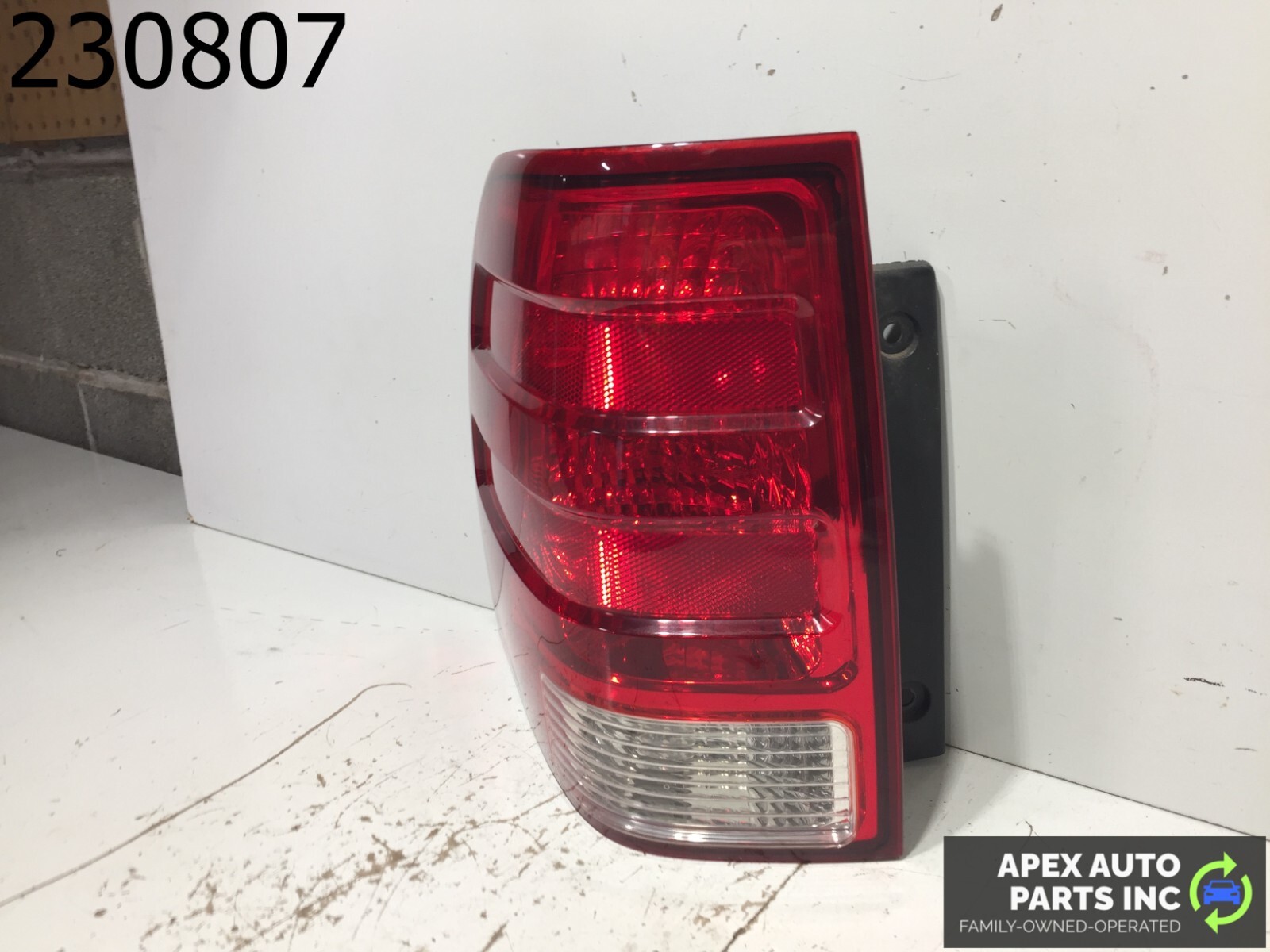 2003-2006 Ford Expedition Driver Left Side Tail Light Taillight Oem - Image 4