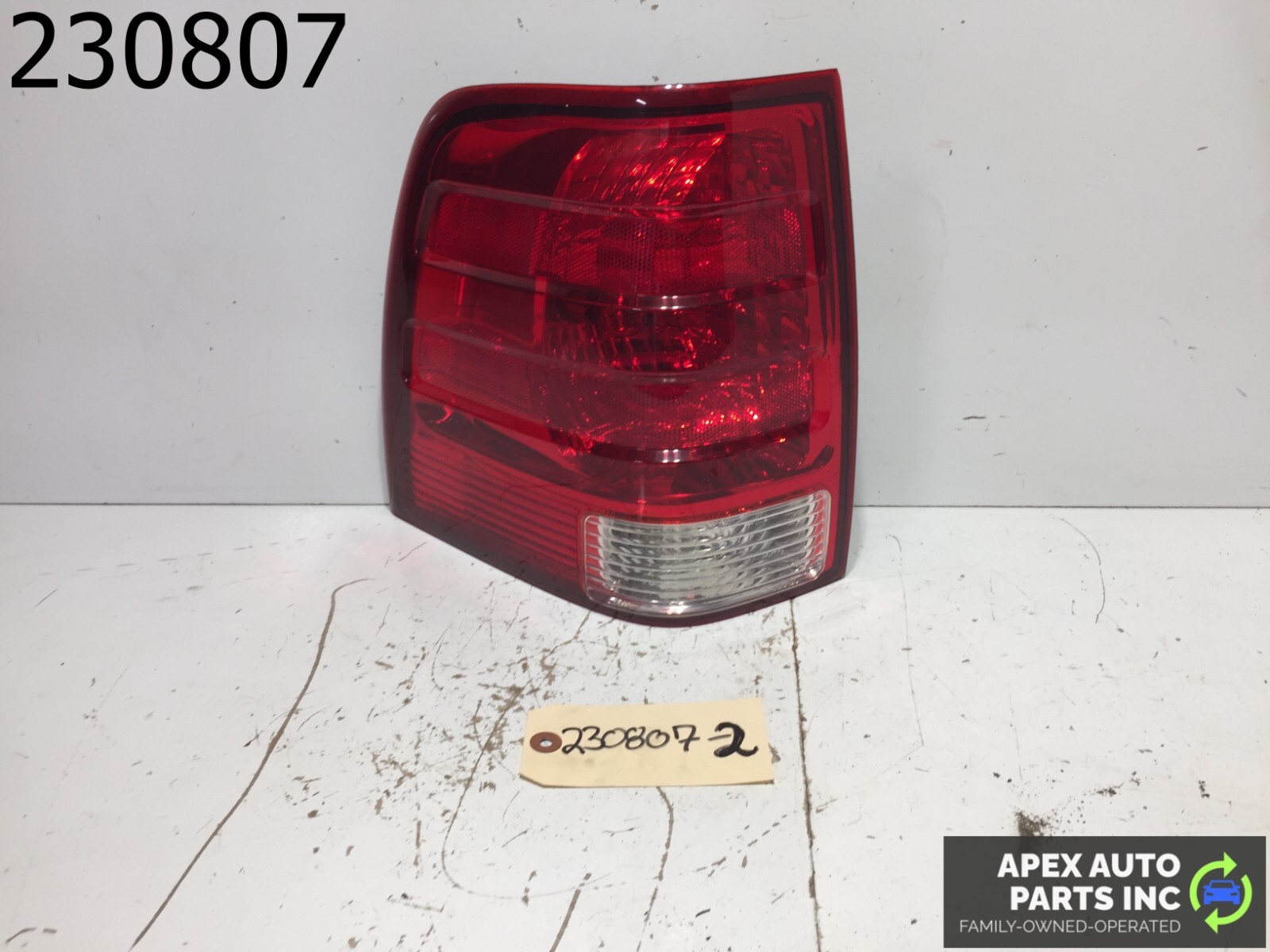 2003-2006 Ford Expedition Driver Left Side Tail Light Taillight Oem
