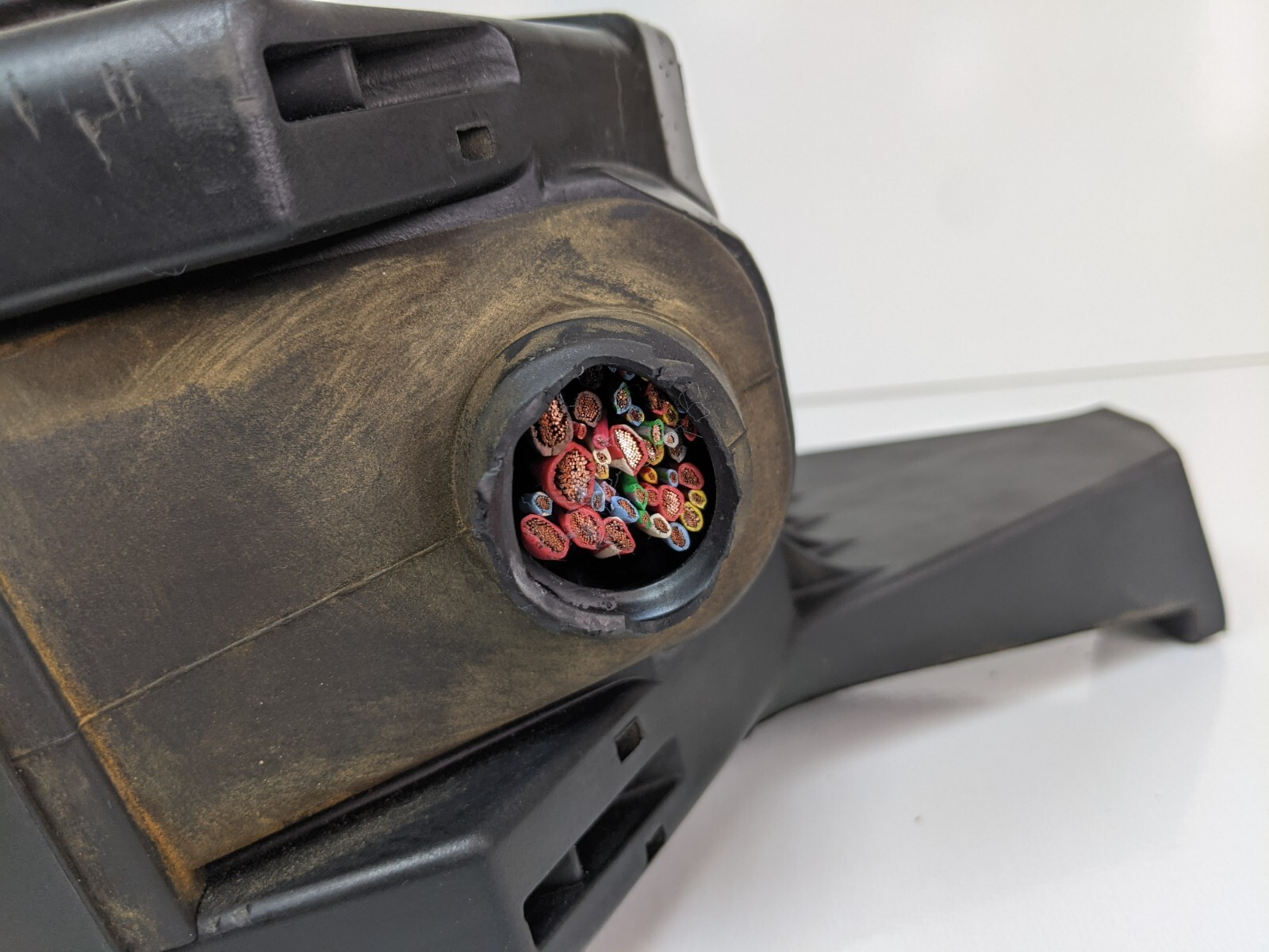 2004-2005 VOLVO XC90 FRONT UNDER HOOD ENGINE MOTOR BAY FUSE RELAY BOX BLOCK OEM - Image 6