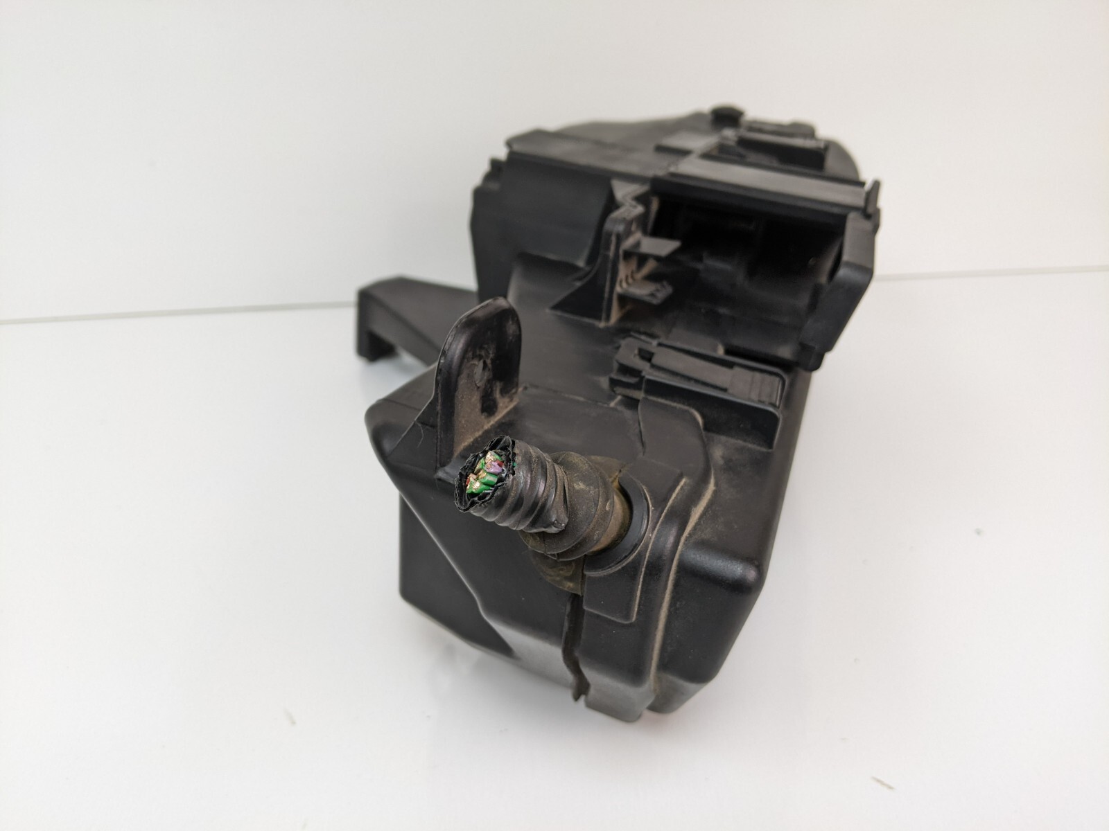 2004-2005 VOLVO XC90 FRONT UNDER HOOD ENGINE MOTOR BAY FUSE RELAY BOX BLOCK OEM - Image 7
