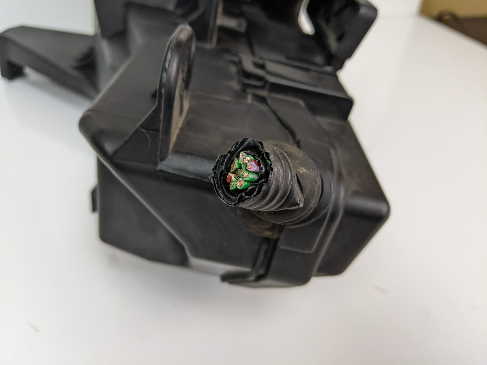 2004-2005 VOLVO XC90 FRONT UNDER HOOD ENGINE MOTOR BAY FUSE RELAY BOX BLOCK OEM - Image 8