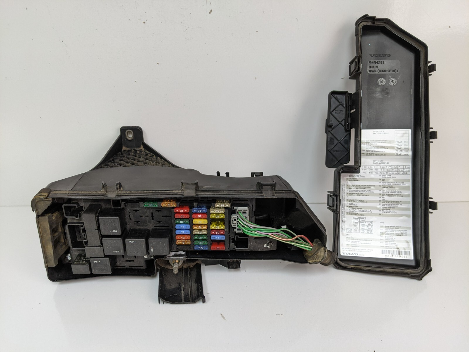 2004-2005 VOLVO XC90 FRONT UNDER HOOD ENGINE MOTOR BAY FUSE RELAY BOX BLOCK OEM - Image 9