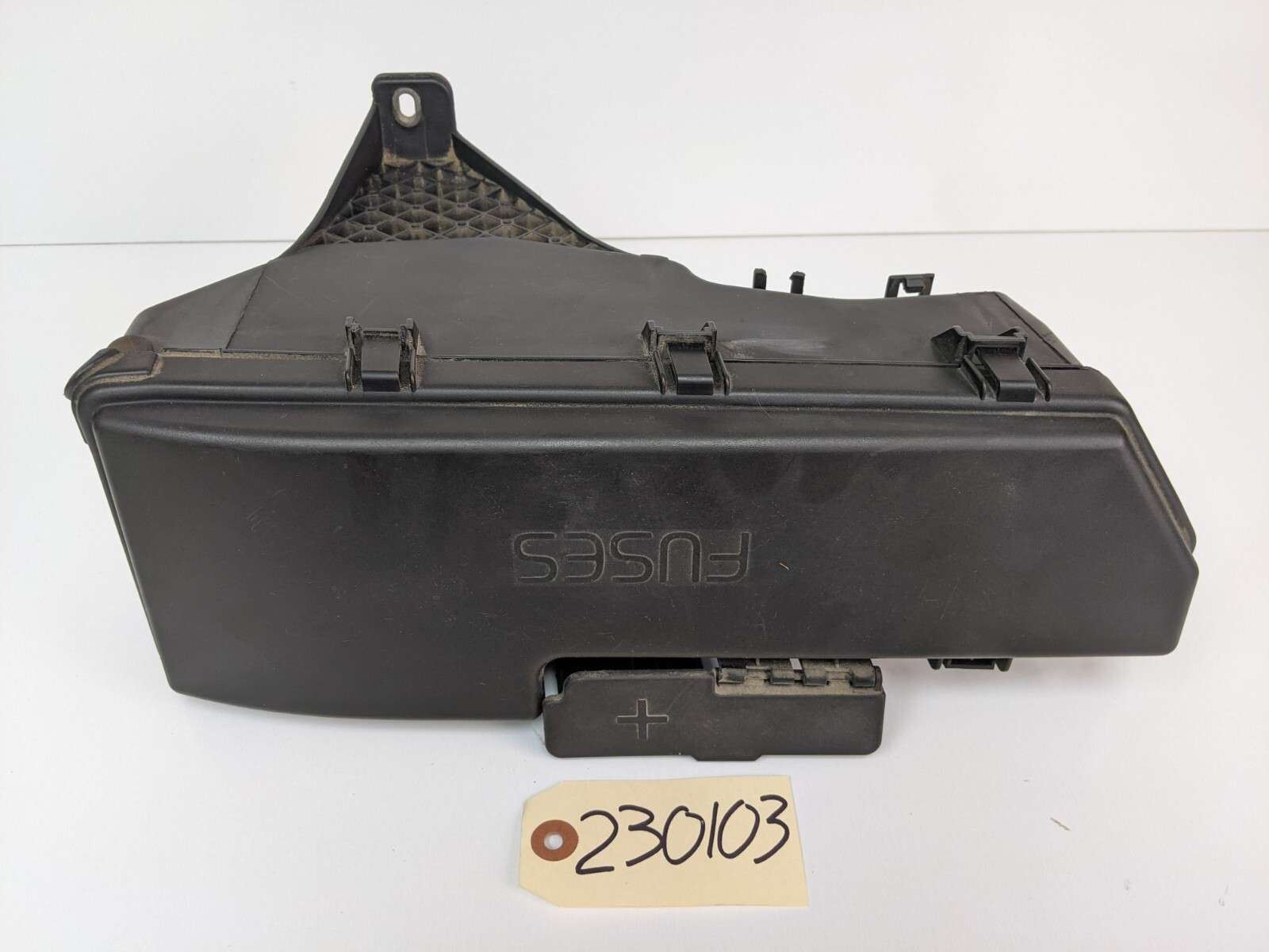 2004-2005 VOLVO XC90 FRONT UNDER HOOD ENGINE MOTOR BAY FUSE RELAY BOX BLOCK OEM