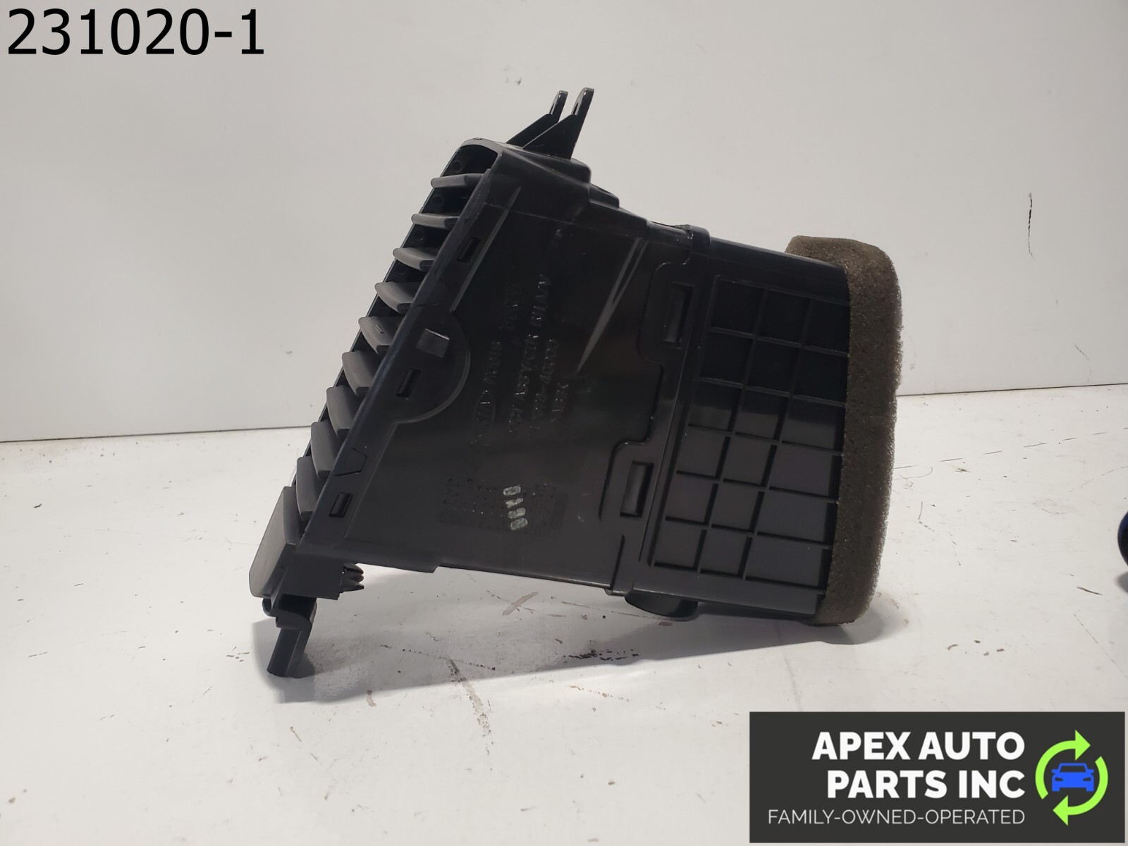 OEM Kia Sedona 08 CENTER RIGHT SIDE HVAC A/C AIR DASH VENT TRIM - Image 9