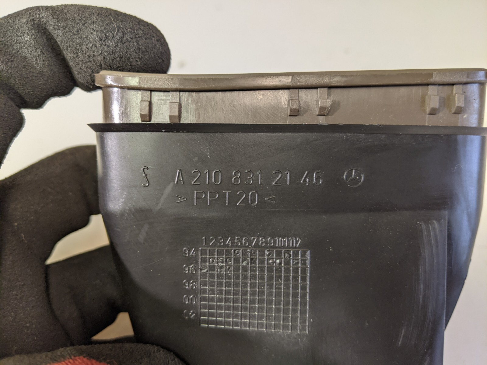 96-03 MERCEDES W210 E320 Rear Side AIR VENT ASSEMBLY TAN OEM 210831246 OEM - Image 5