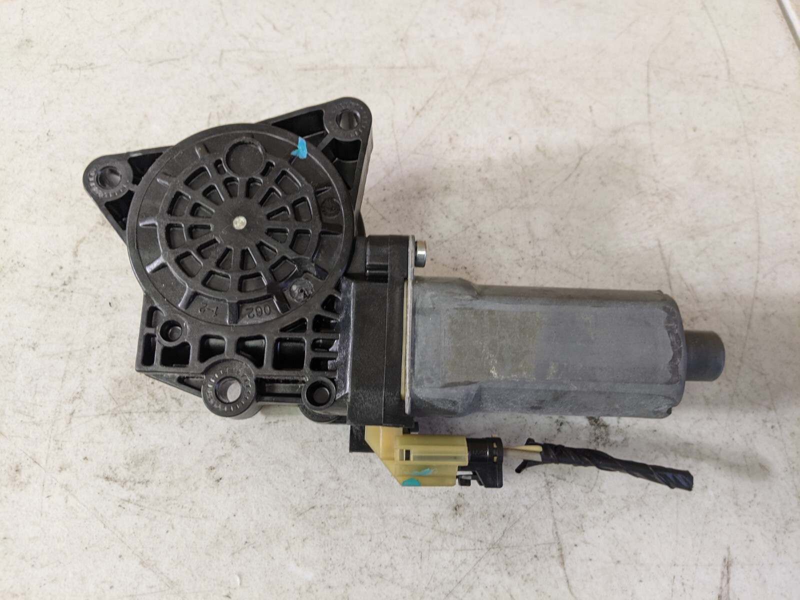 OEM 2007 2008 2009 2010 Kia Rondo Rear Left Driver Side Door Power Window Motor - Image 4
