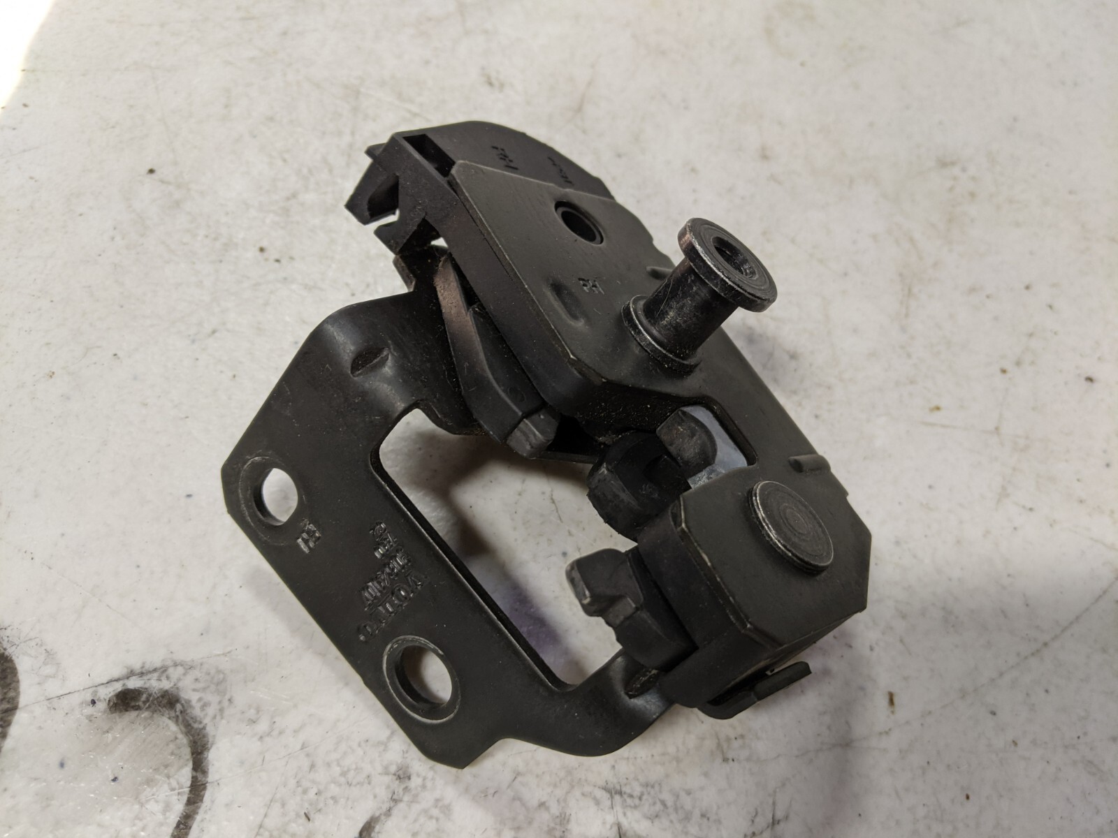 03-14 VOLVO XC90 REAR TAILGATE RIGHT PASSENGER SIDE LOCK LATCH OEM 30649107 - Image 3