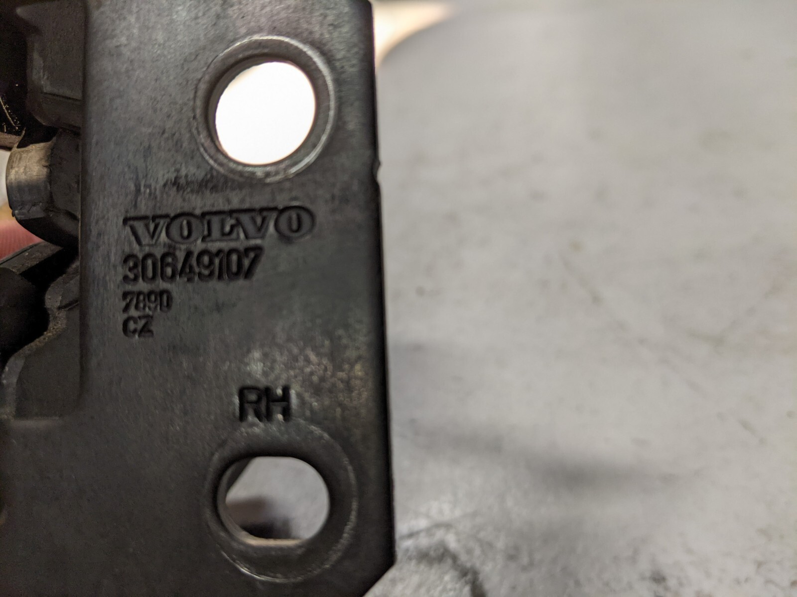 03-14 VOLVO XC90 REAR TAILGATE RIGHT PASSENGER SIDE LOCK LATCH OEM 30649107 - Image 4