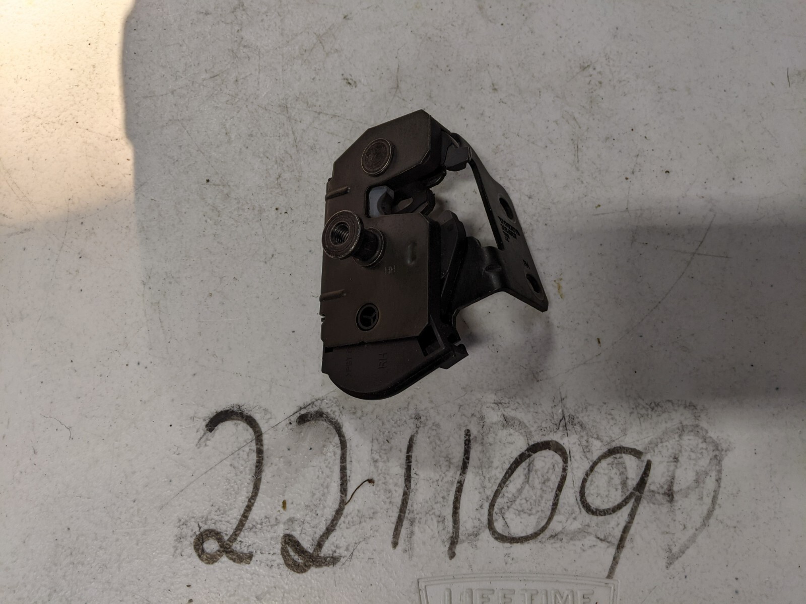 03-14 VOLVO XC90 REAR TAILGATE RIGHT PASSENGER SIDE LOCK LATCH OEM 30649107