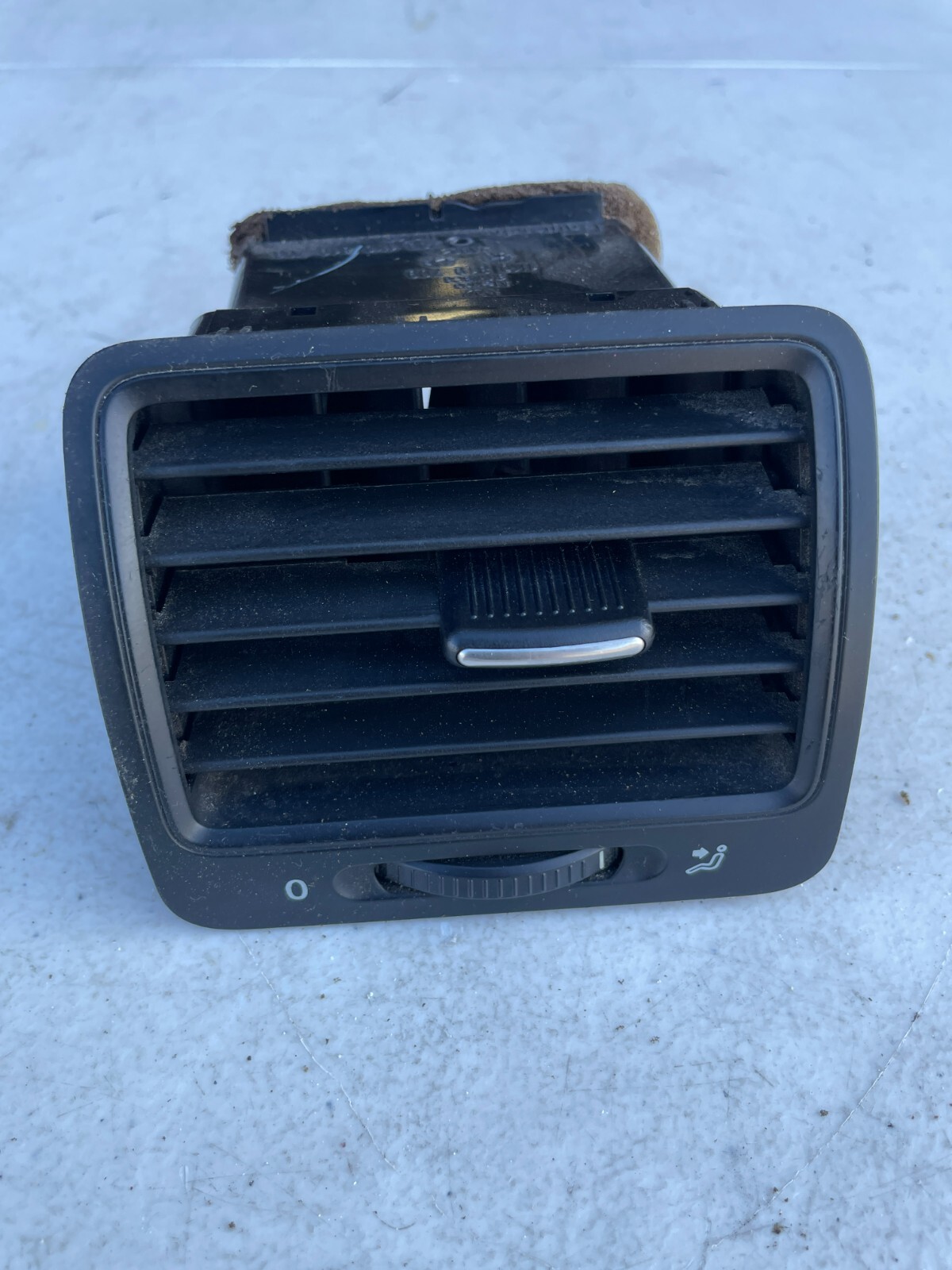 06-09 VOLKSWAGEN OEM FRONT LEFT DRIVERS SIDE AC AIR HEATER VENT GRILLE TRIM - Image 3