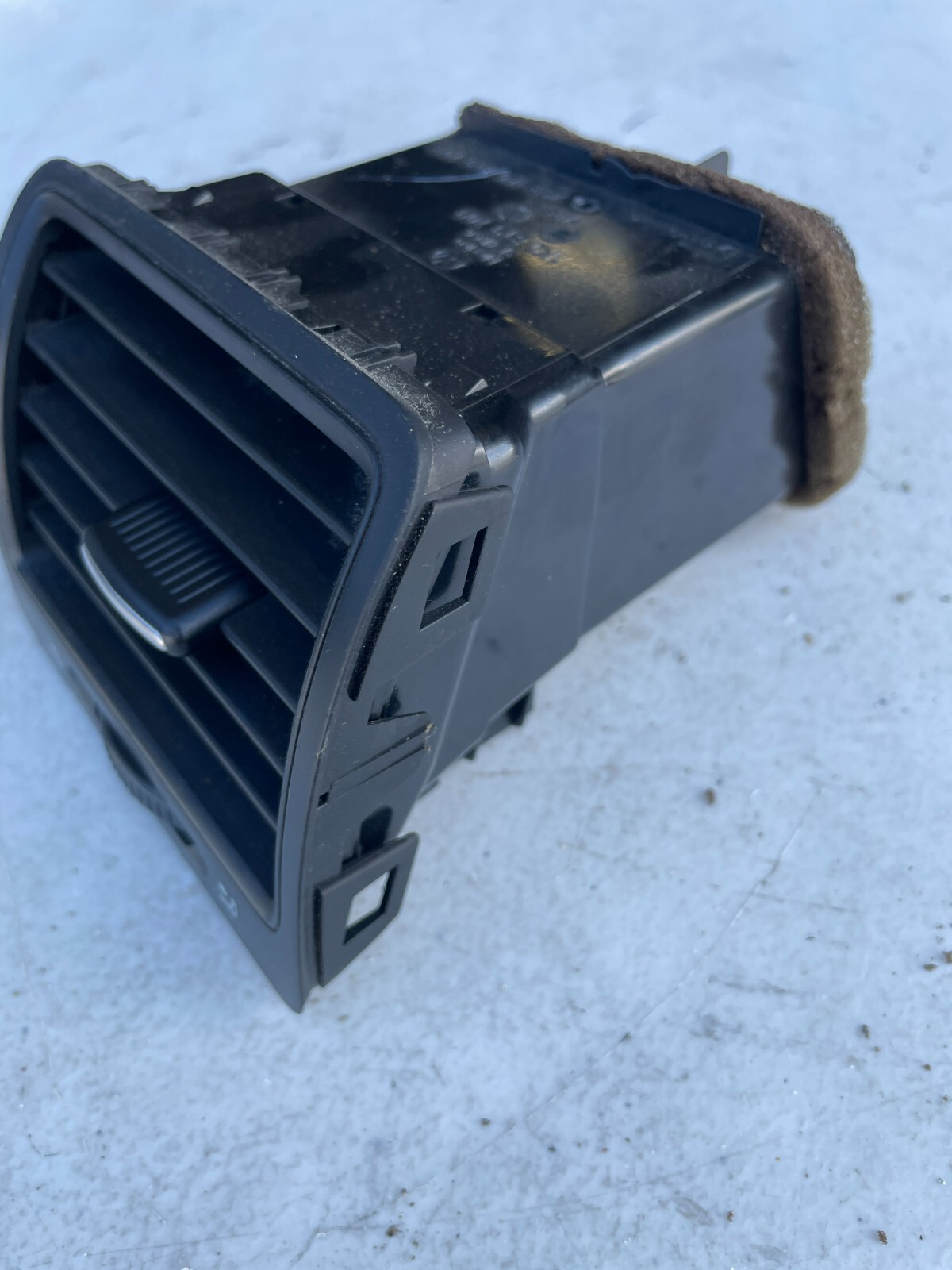 06-09 VOLKSWAGEN OEM FRONT LEFT DRIVERS SIDE AC AIR HEATER VENT GRILLE TRIM - Image 4