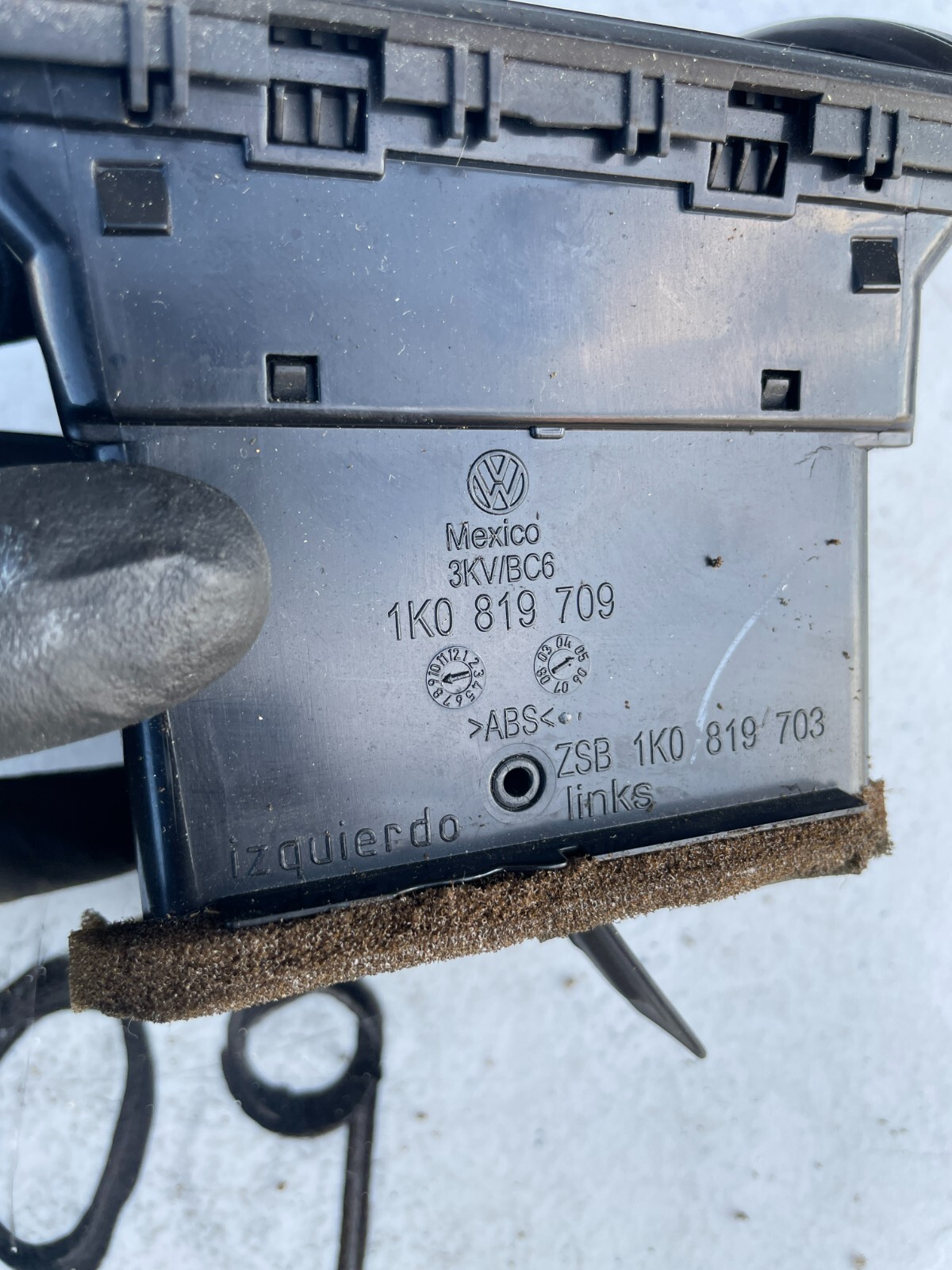 06-09 VOLKSWAGEN OEM FRONT LEFT DRIVERS SIDE AC AIR HEATER VENT GRILLE TRIM - Image 7