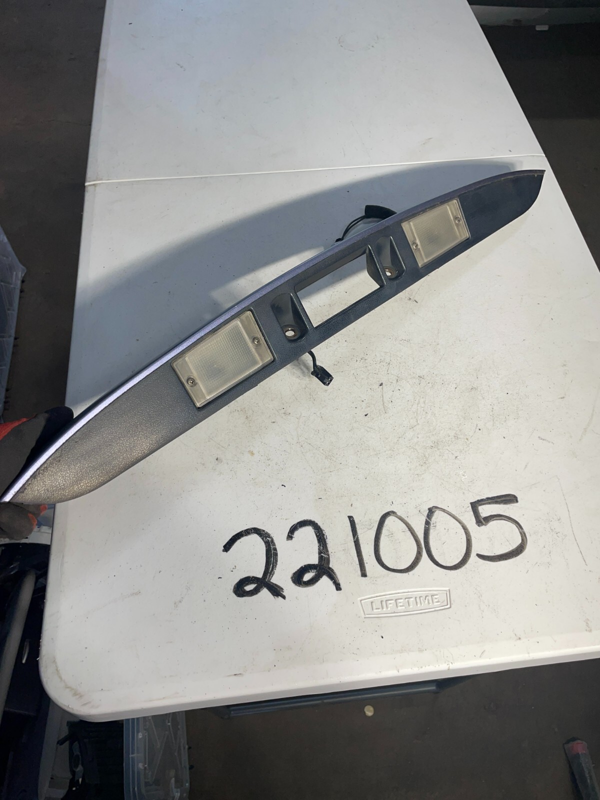 2006 2007 2008 2009 KIA SORENTO REAR LIFTGATE MOLDING TRIM OEM - Image 3