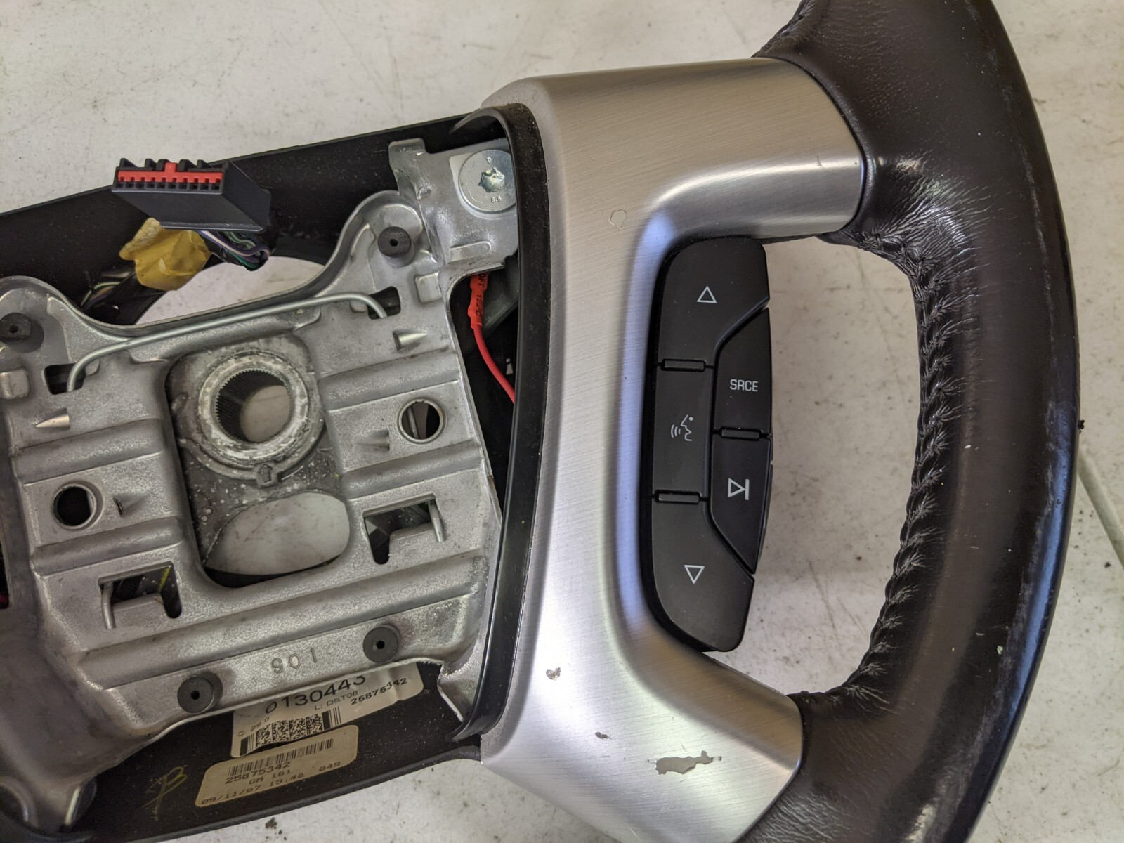 2007-2008 GMC Acadia Leather Steering Wheel 25875342 w/Cruise Audio Buttons OEM - Image 4