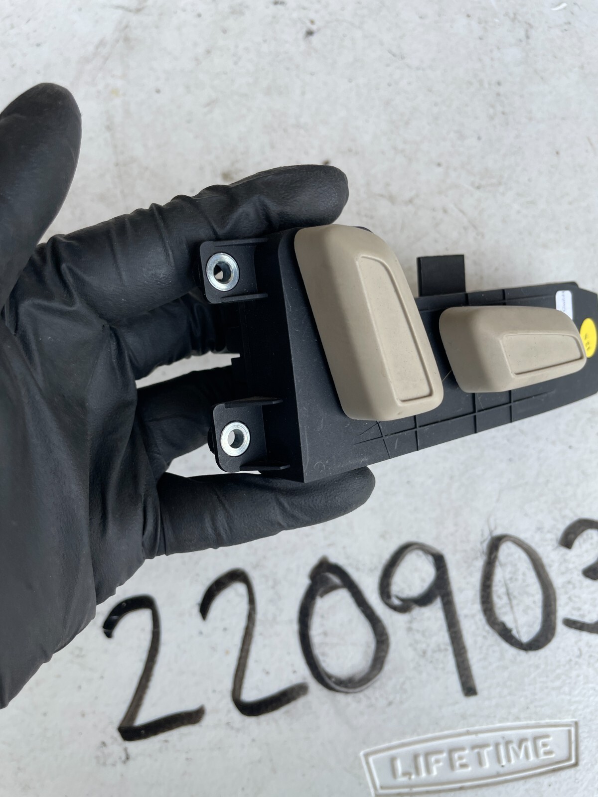 2007 - 2015 AUDI Q7 - FRONT RIGHT PASSENGER SEAT ADJUSTMENT CONTROL SWITCH OEM - Image 4