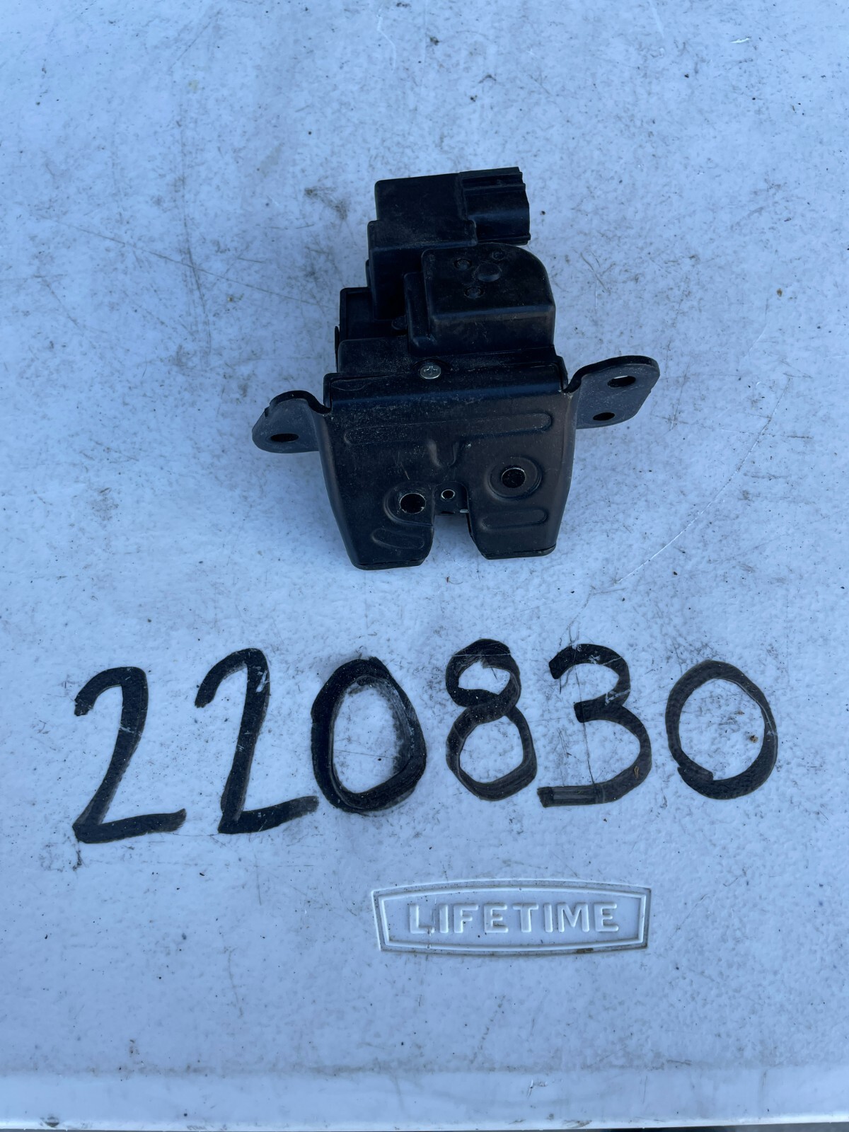 2011-2013 Kia Sorento Rear Back Trunk Deck Lid Power Lock Latch Actuator OEM