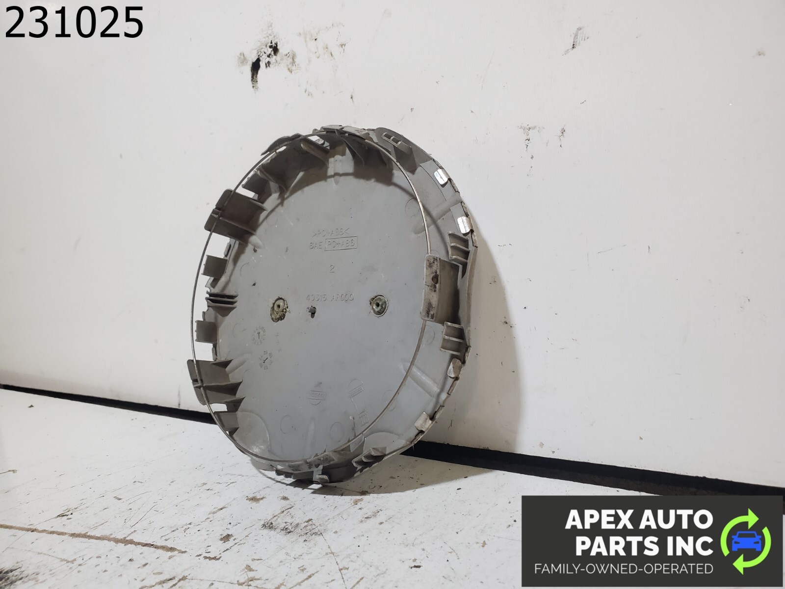 OEM 2004 Infiniti I35 Part Number 40315 AR000 Wheel Cap - Image 5