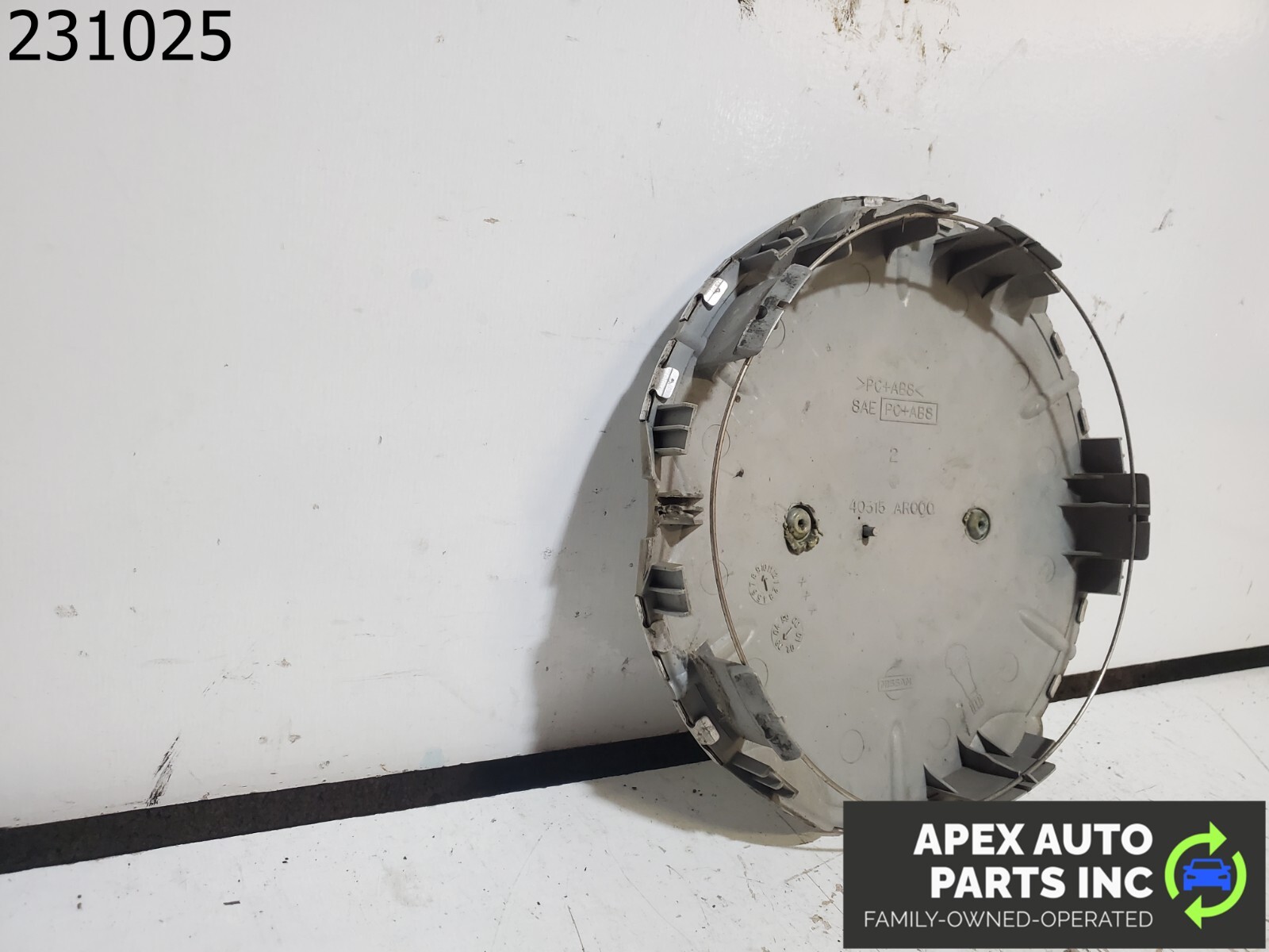 OEM 2004 Infiniti I35 Part Number 40315 AR000 Wheel Cap - Image 7