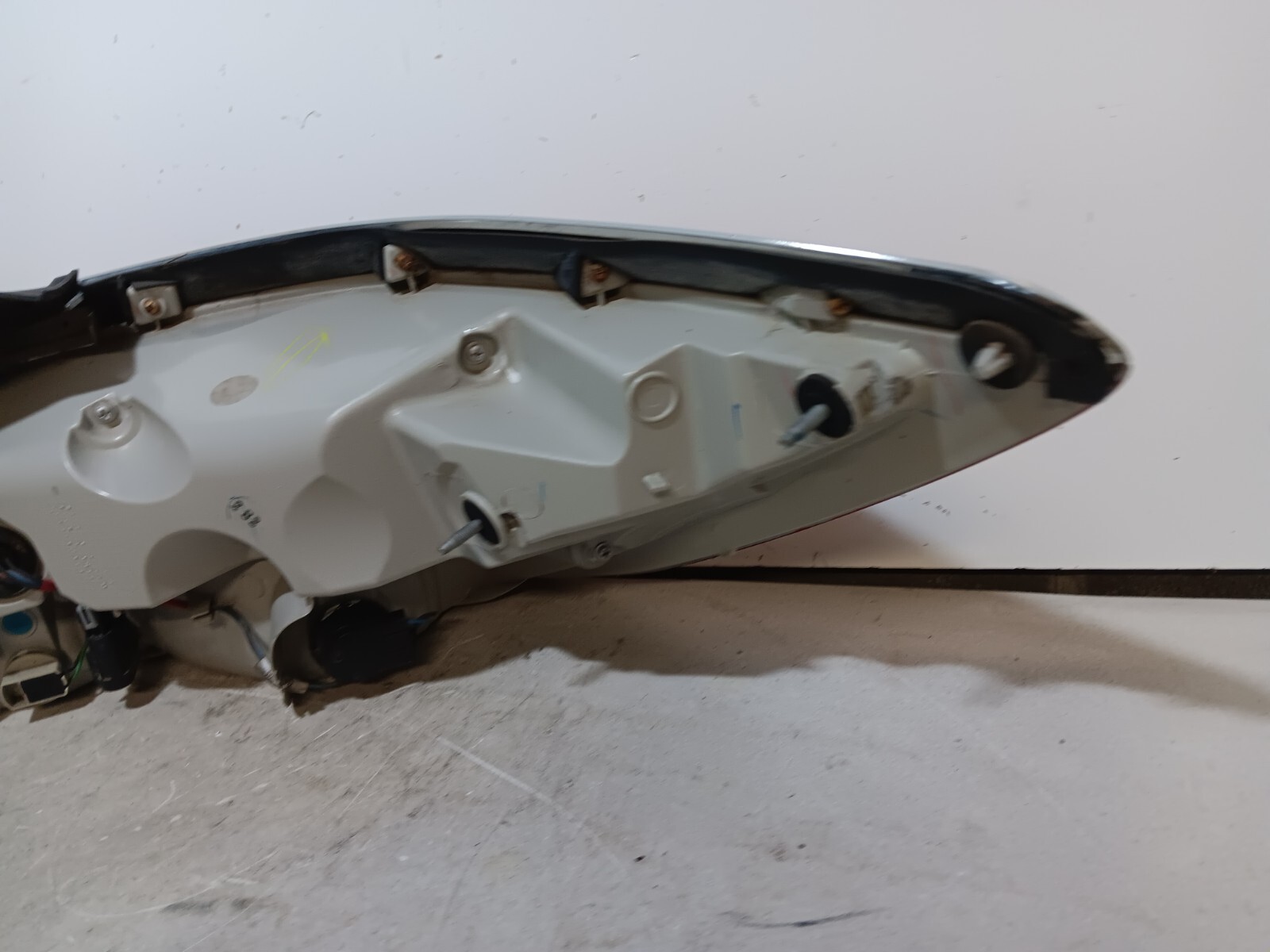 OEM 2010-2013 Buick LaCrosse 2.4L Left Driver SIDE TAIL LIGHT BRAKE LAMP - Image 6