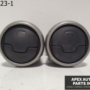 OEM 2011 Nissan Rogue 2.5L Center Dash Air Vent Pair P19670 Shut Valve