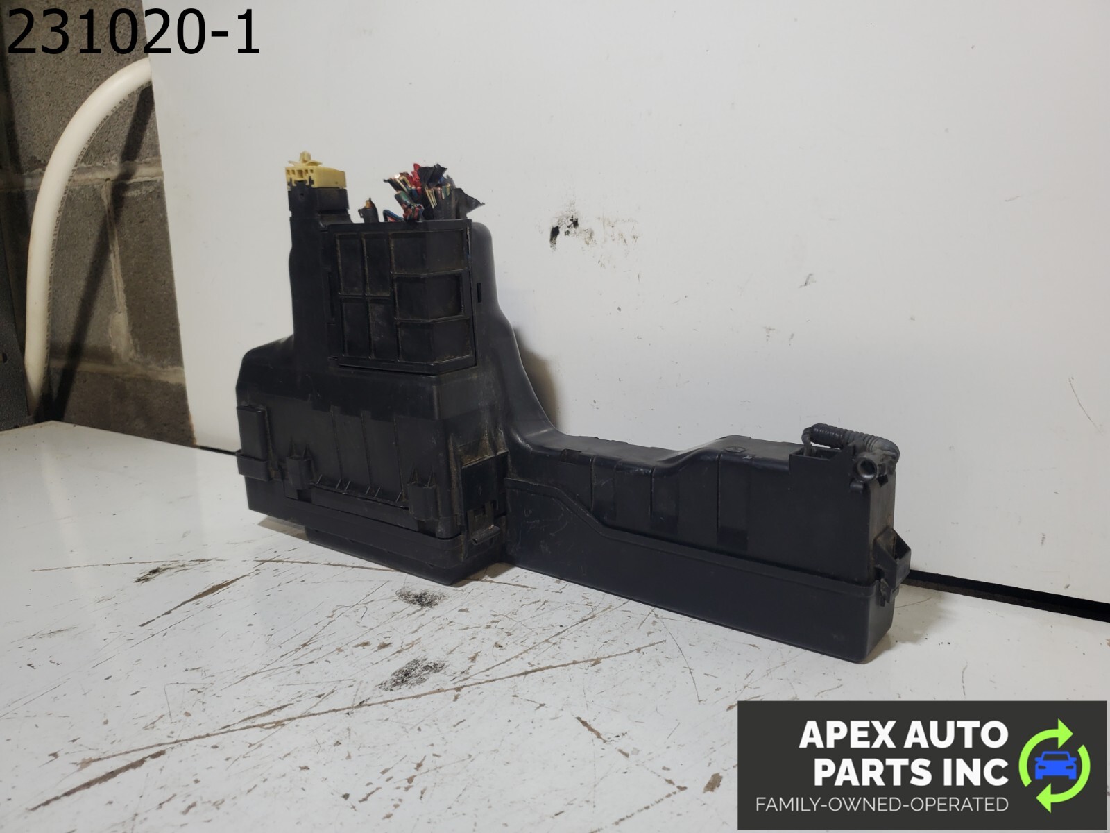 OEM Lexus ES300 2000 Fuse Box Engine Bay - Image 3