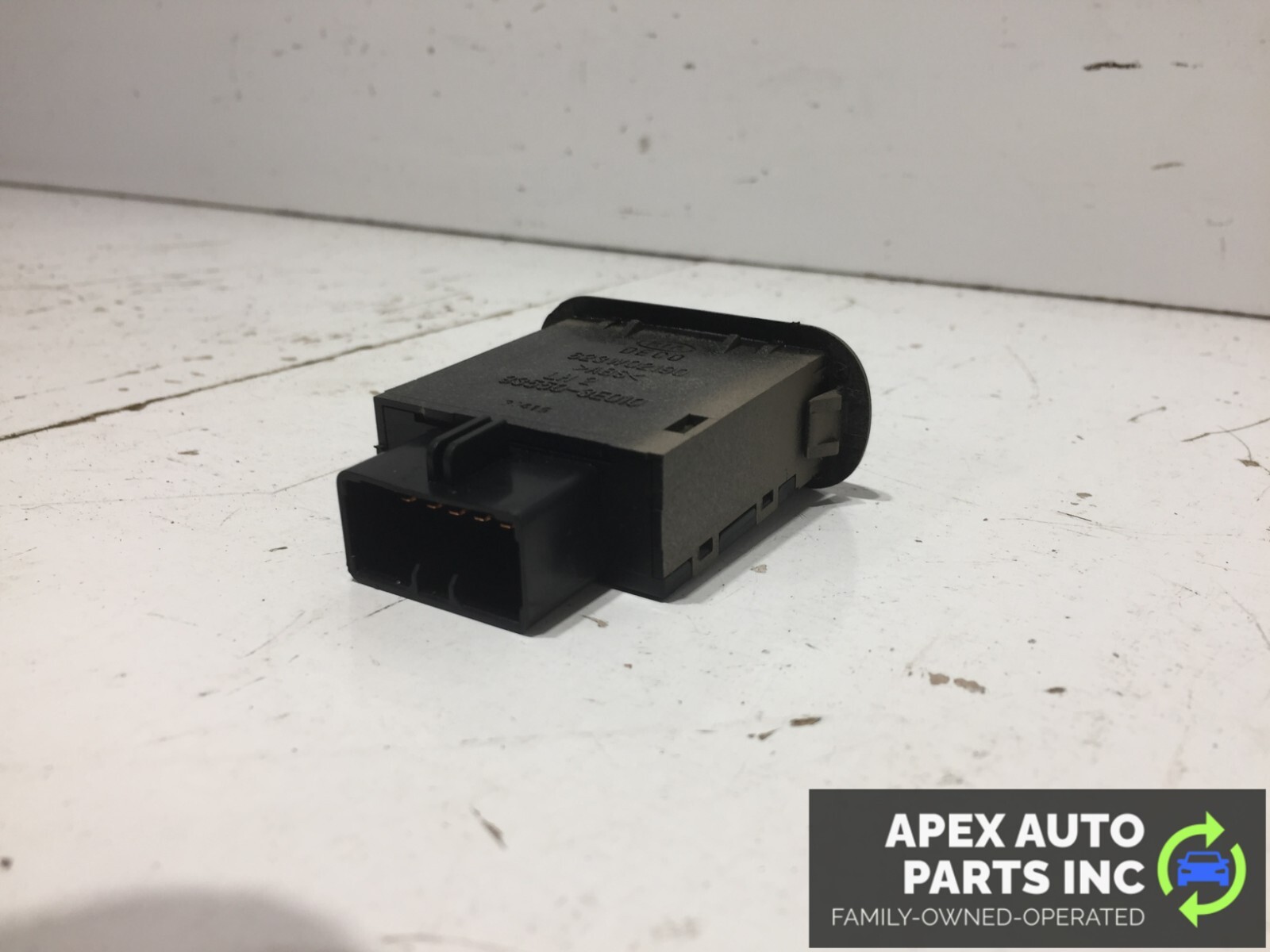 03-06 Kia Sorento Power Trunk Liftgate Tailgate Switch Button OEM 93550-3E010 - Image 7