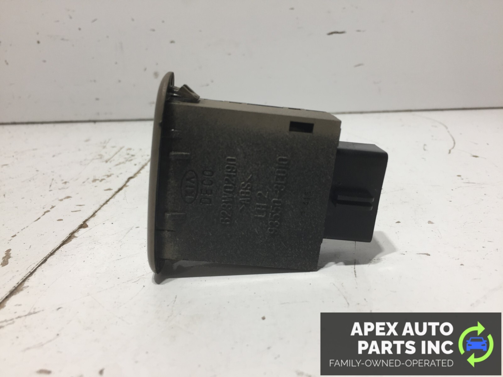 03-06 Kia Sorento Power Trunk Liftgate Tailgate Switch Button OEM 93550-3E010 - Image 9