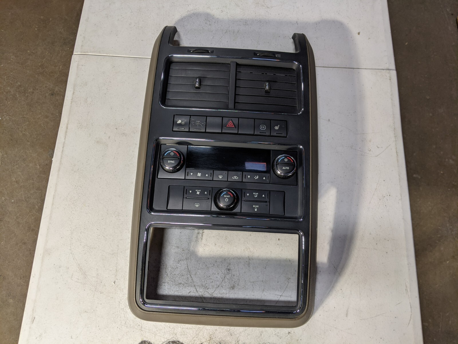 09-10 DODGE JOURNEY AC HEAT HVAC CLIMATE CONTROL W/ DASH AIR VENT TRIM BEZEL OEM - Image 3