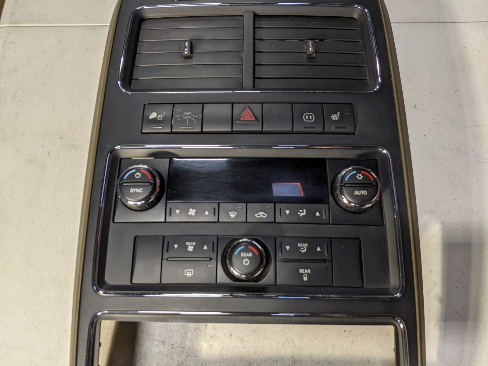 09-10 DODGE JOURNEY AC HEAT HVAC CLIMATE CONTROL W/ DASH AIR VENT TRIM BEZEL OEM - Image 4