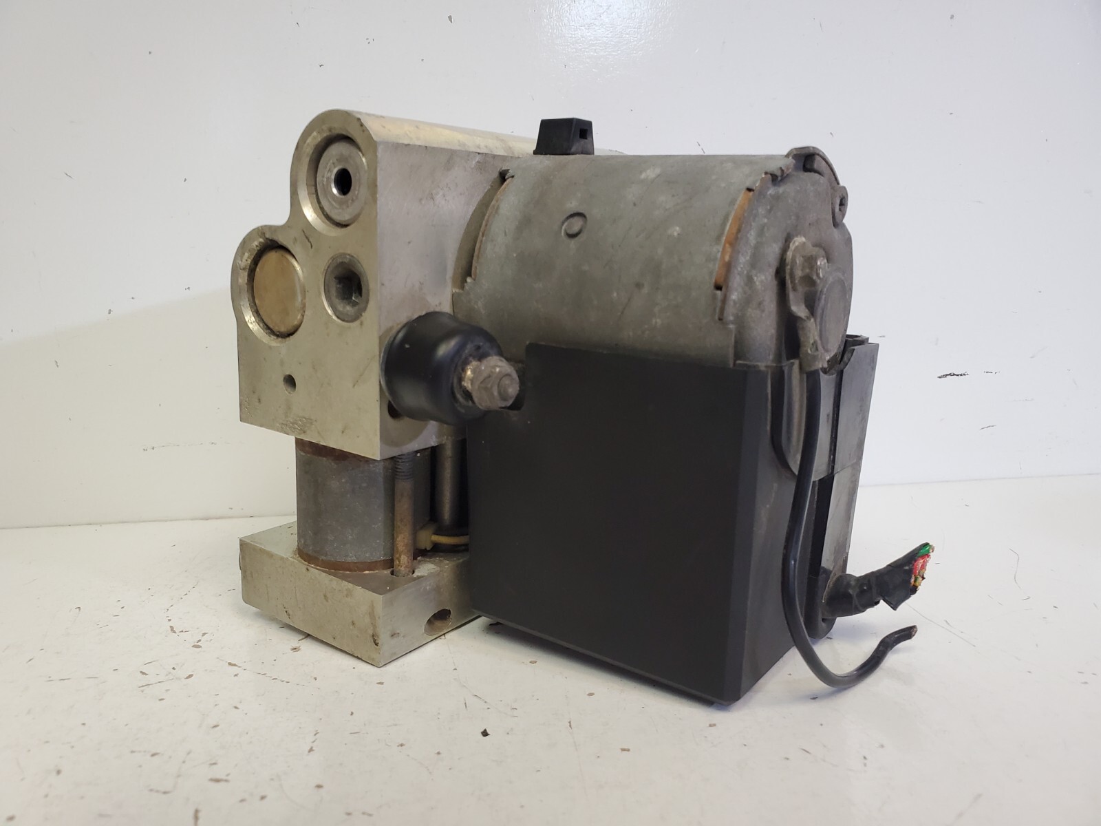 1992 - 94 VOLVO 940 ABS ANTI-LOCK BRAKE HYDRAULIC PUMP BLOCK ASSEMBLY 0265205010 - Image 6