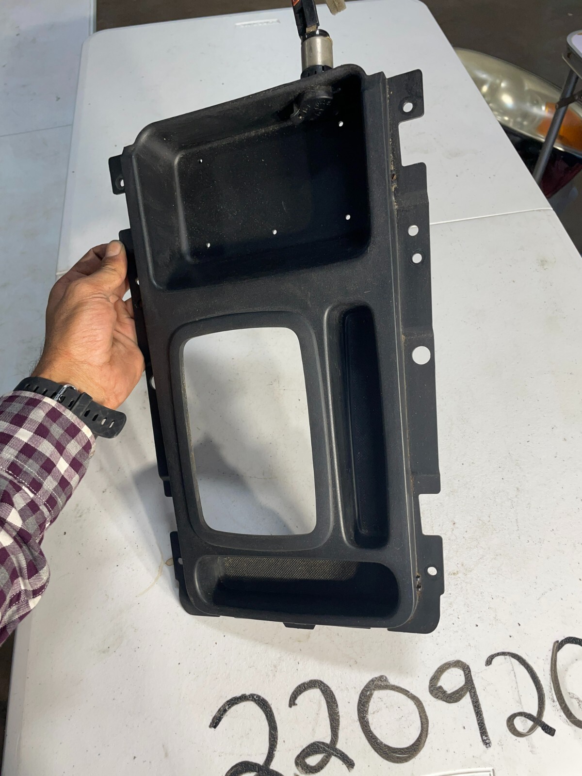 2003-2006 KIA SORENTO CENTER CONSOLE SHIFT BEZEL TRAY TRIM OEM 84621-3E070 - Image 3