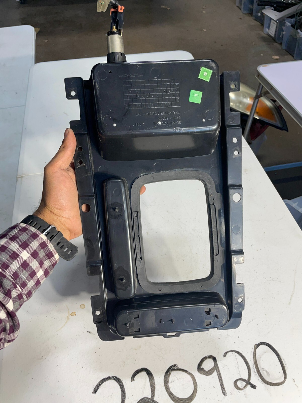 2003-2006 KIA SORENTO CENTER CONSOLE SHIFT BEZEL TRAY TRIM OEM 84621-3E070 - Image 4