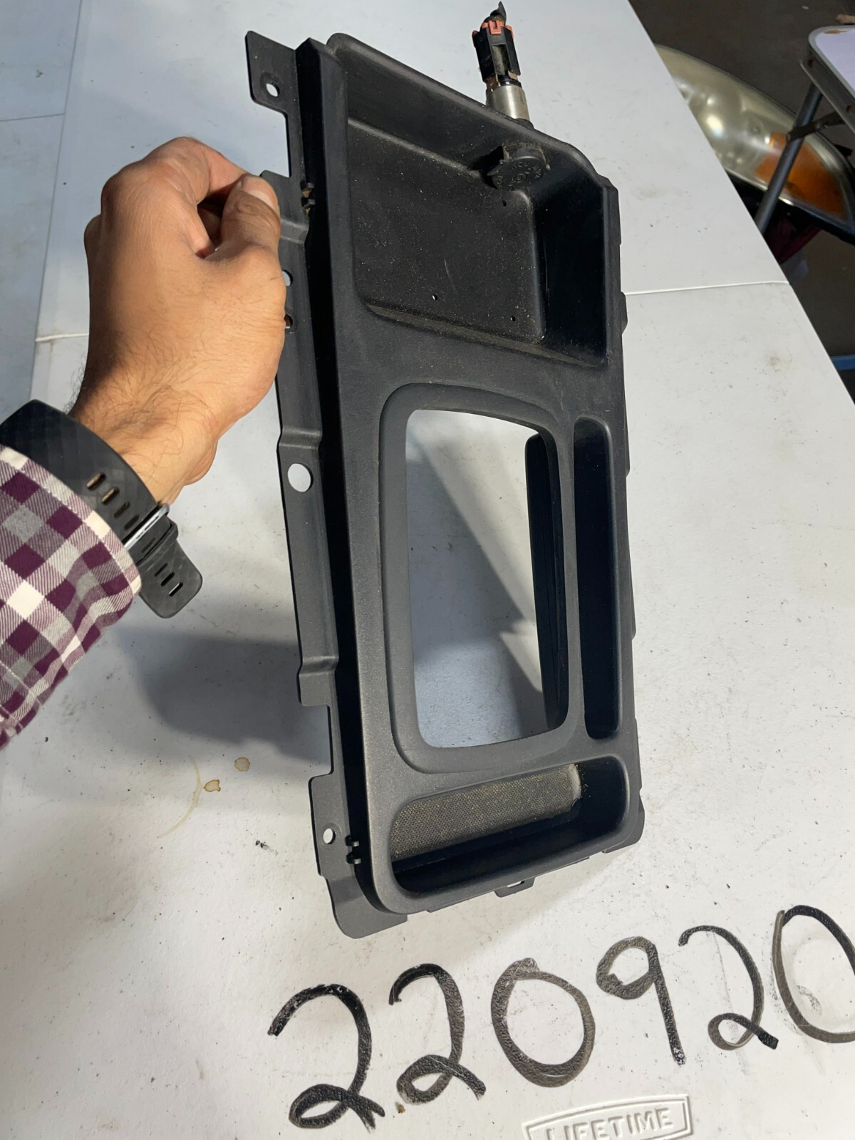 2003-2006 KIA SORENTO CENTER CONSOLE SHIFT BEZEL TRAY TRIM OEM 84621-3E070