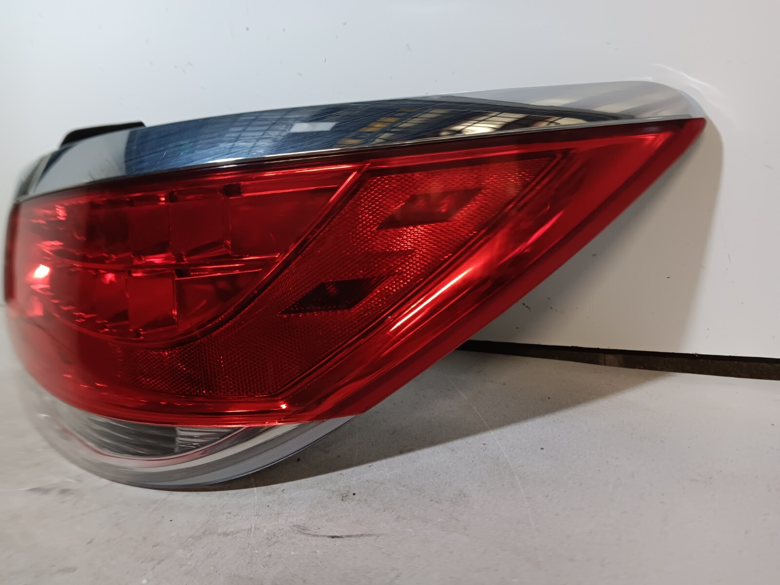 OEM 2010-2013 Buick LaCrosse 2.4L RIGHT PASSENGER SIDE TAIL LIGHT BRAKE LAMP - Image 3