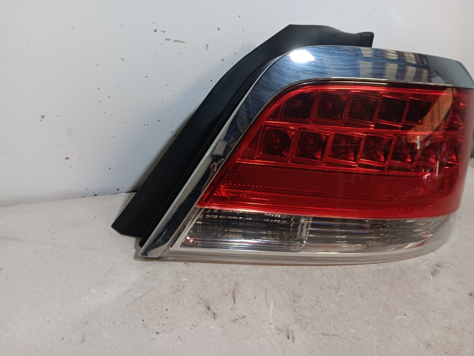 OEM 2010-2013 Buick LaCrosse 2.4L RIGHT PASSENGER SIDE TAIL LIGHT BRAKE LAMP - Image 4
