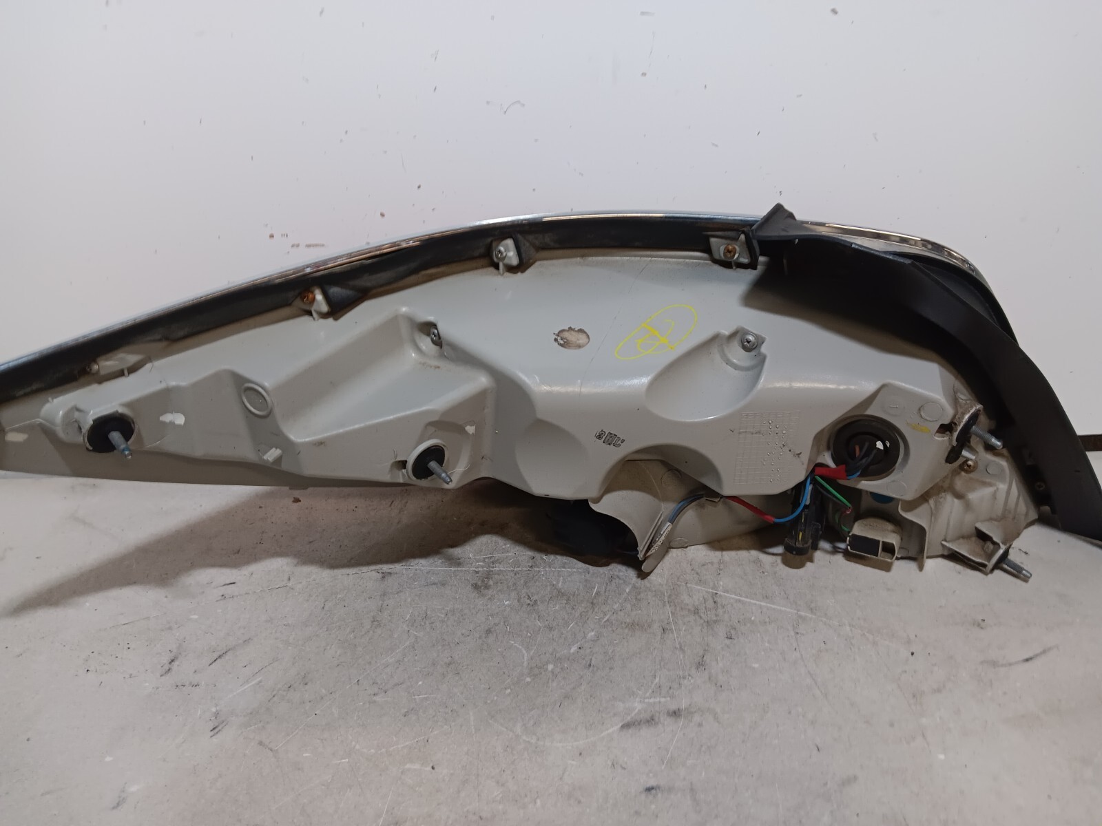 OEM 2010-2013 Buick LaCrosse 2.4L RIGHT PASSENGER SIDE TAIL LIGHT BRAKE LAMP - Image 5
