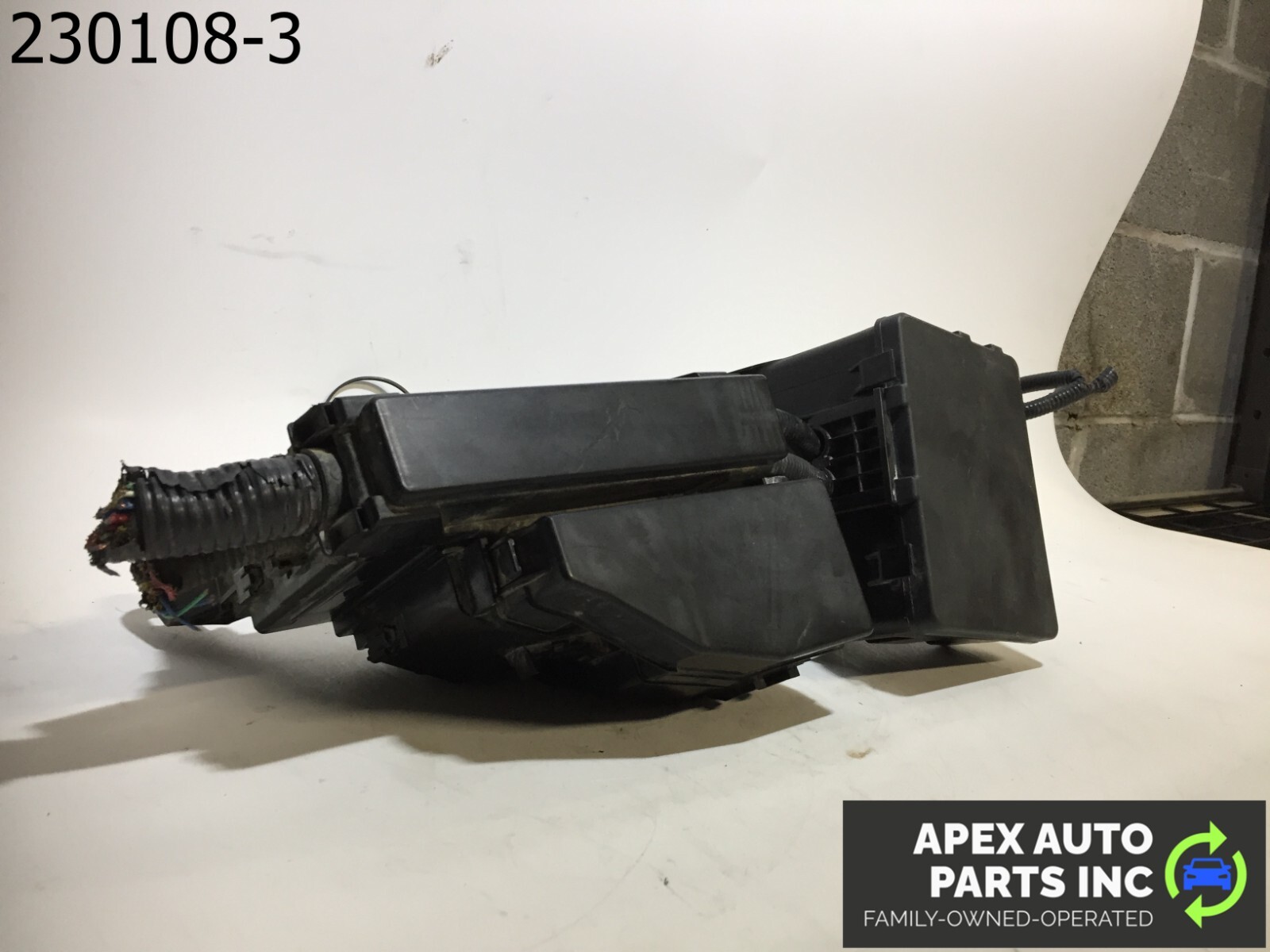 OEM 2014 Infiniti QX60 Engine Bay Left Driver Fuse Box - Image 3