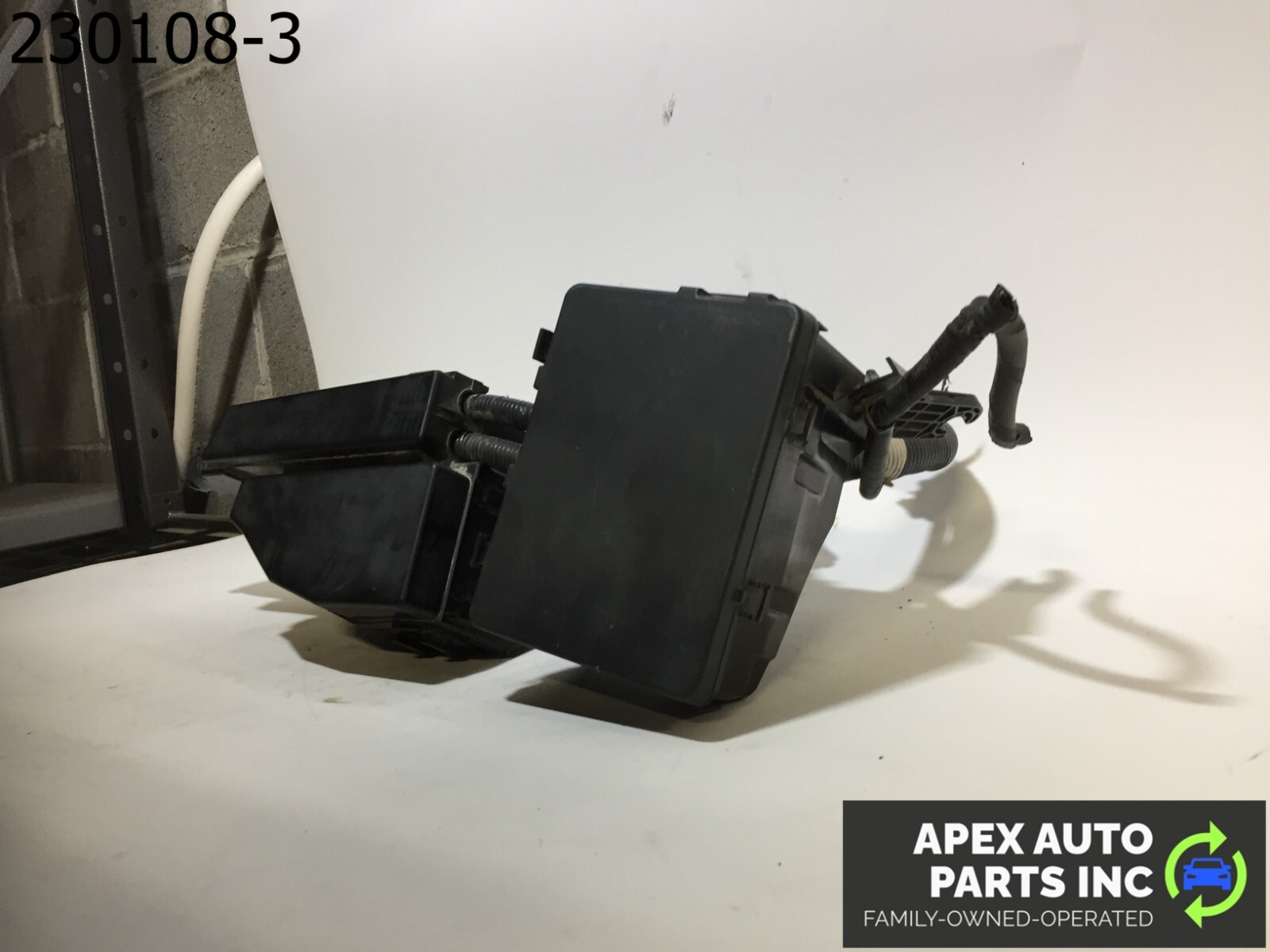 OEM 2014 Infiniti QX60 Engine Bay Left Driver Fuse Box - Image 4