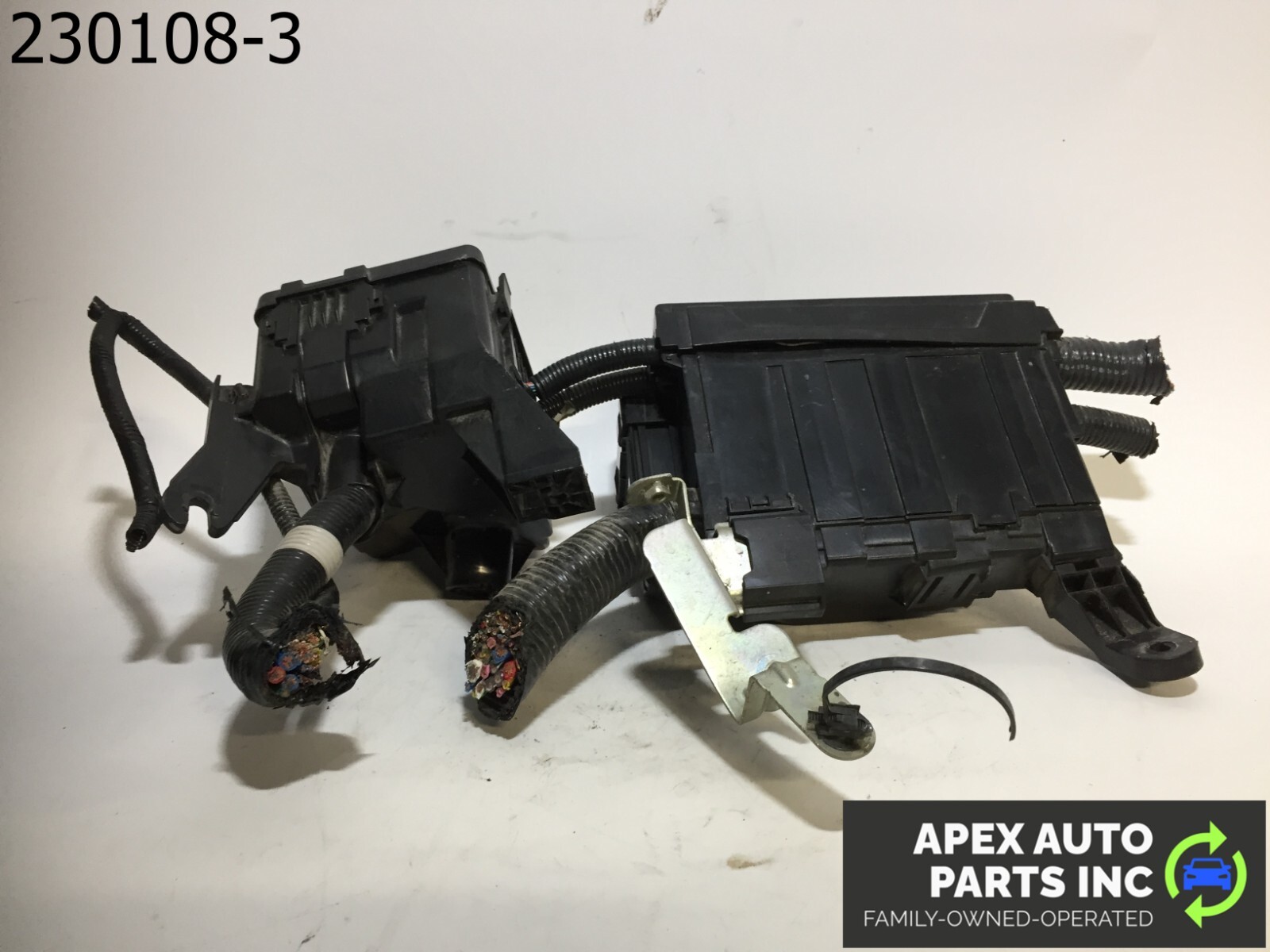 OEM 2014 Infiniti QX60 Engine Bay Left Driver Fuse Box - Image 5