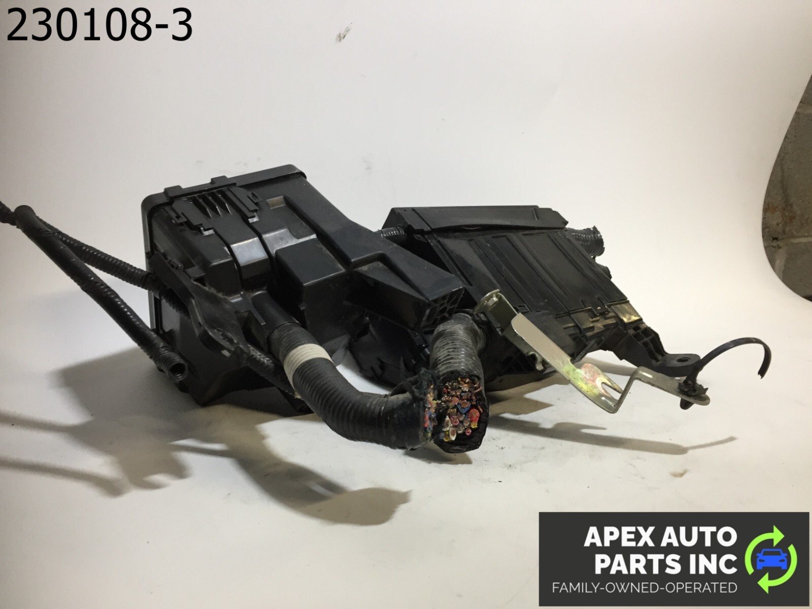 OEM 2014 Infiniti QX60 Engine Bay Left Driver Fuse Box - Image 6