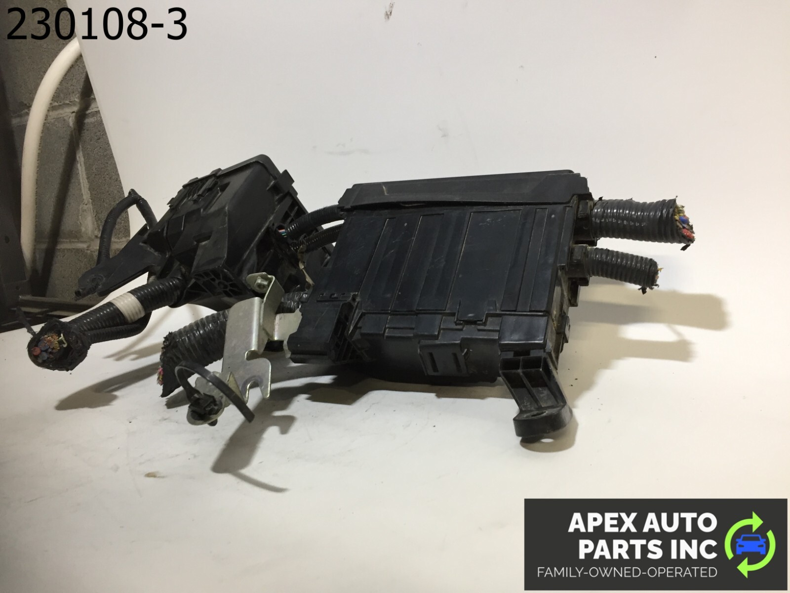 OEM 2014 Infiniti QX60 Engine Bay Left Driver Fuse Box - Image 7