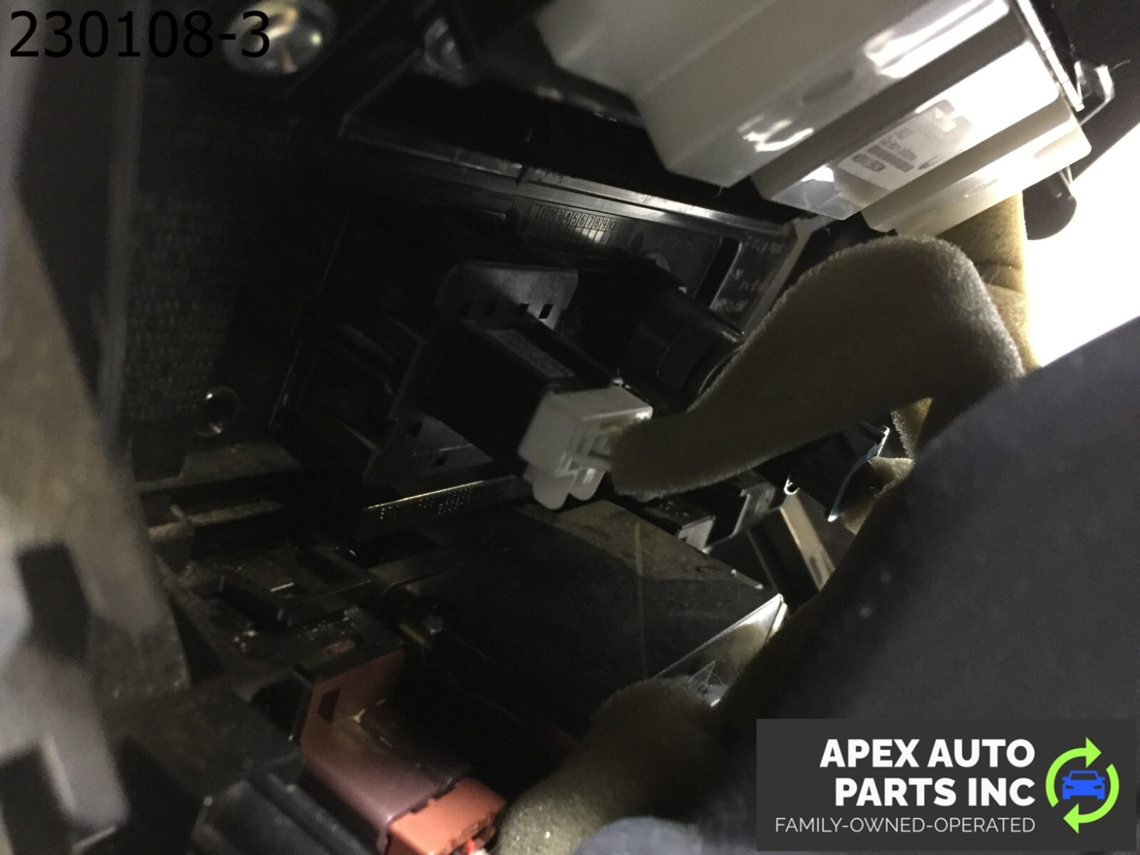 OEM 2014 Infiniti QX60 Rear Back AC Vent Audio Control Trim Cover - Image 8