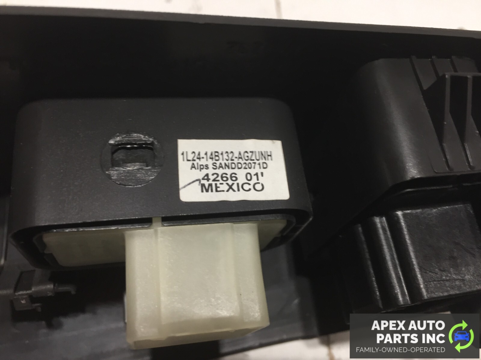 02-05 FORD EXPLORER PASSENGER RIGHT FRONT WINDOW SWITCH DOOR LOCK SWITCH w/Bezel - Image 6