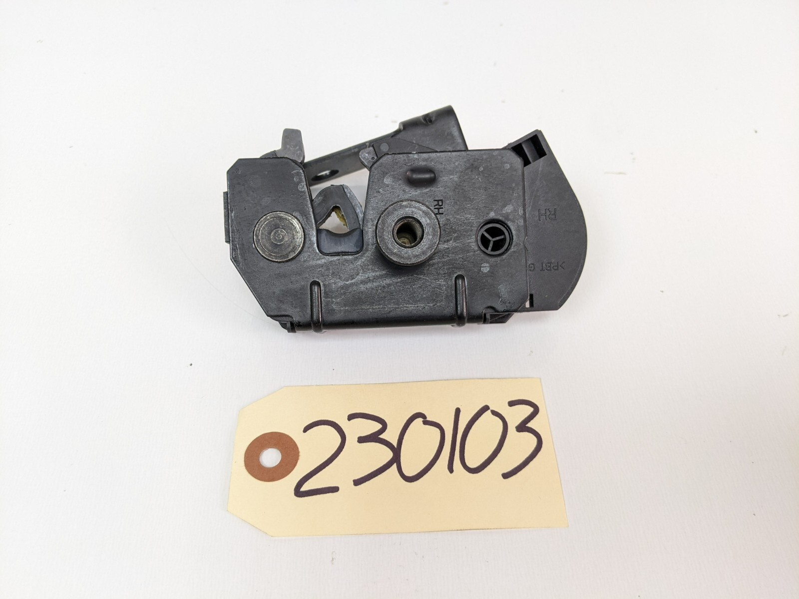 03-14 VOLVO XC90 REAR TAILGATE RIGHT PASSENGER SIDE LOCK LATCH OEM 30649107