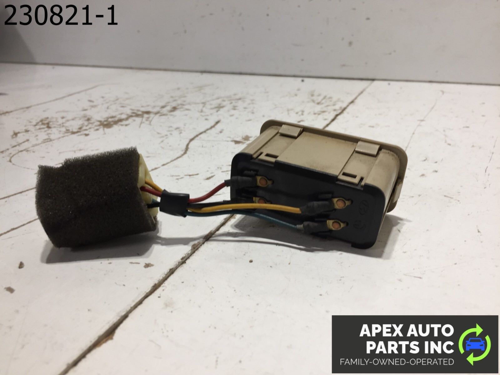 OEM 11 - 14 HYUNDAI SONATA TRUNK LID GAS FUEL TANK RELEASE SWITCH - Image 8