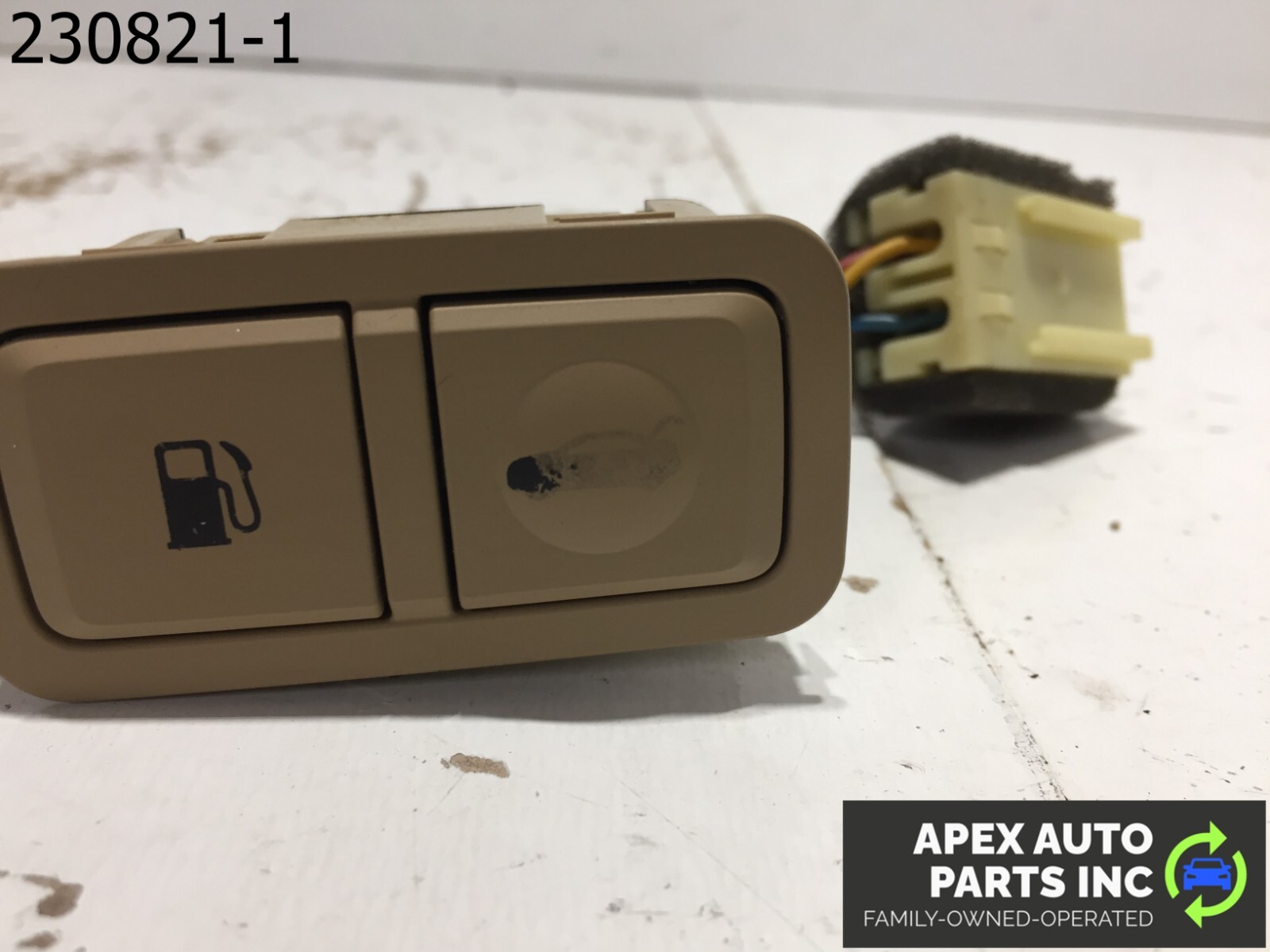 OEM 11 - 14 HYUNDAI SONATA TRUNK LID GAS FUEL TANK RELEASE SWITCH - Image 9