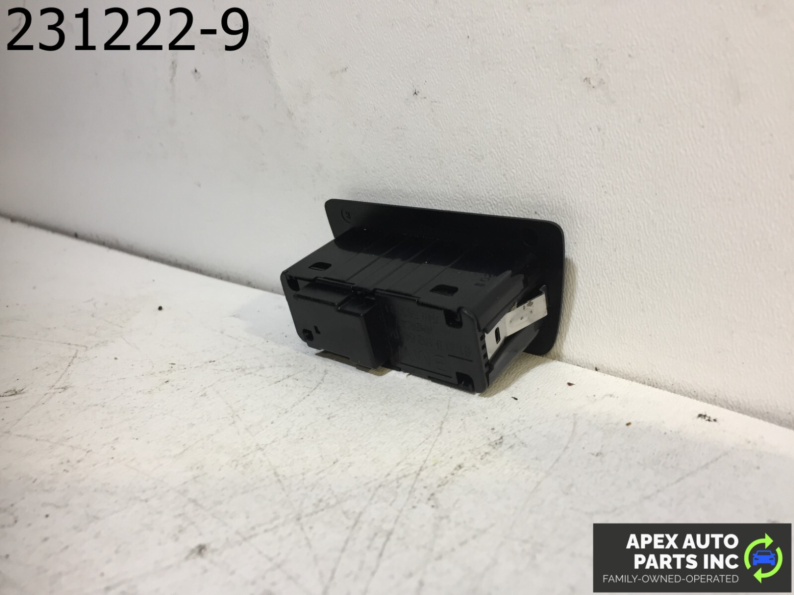 OEM 2011 BMW 550i TRUNK RELEASE OPENER & CENTER LOCKING CONTROL SWITCH - Image 7